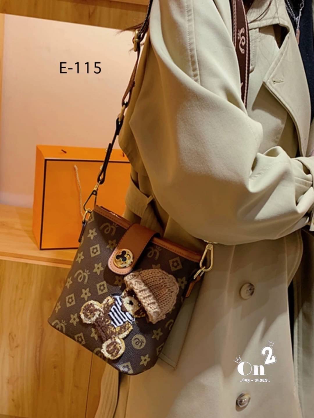 กระเป๋าสะพายแฟชั่นทรง tote งานสไตล์แบรนด์ หนังลายโมโนแกรม หน้าแต่งน้องหมีใส่หมวกน่ารักมากค่ะ ขนาดกำลังดีใช้งานง่าย มาพร้อมสายสะพายยาว