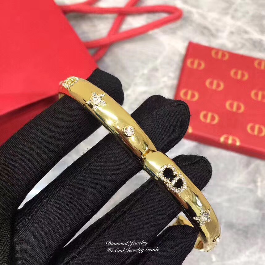 Hi-End Quality !!!! ((งาน 1:1 เหมือนในช็อปมากที่สุดในท้องตลาด)) Christian Dior Bracelet กำไลข้อมือดิออ คอล 2018 คอลเลคชั่นใหม่ล่าสุด อะไหล่ทองเงาวิ้งรับรองสวยวิ้งมากกกกก งานดี ตัวเรือนเรียบหรูสวยมากๆคะรับประกันความพอใจเลยค่ะ ตัวเรือนสีทองดูหรูมากๆค่ะ ใส่อ
