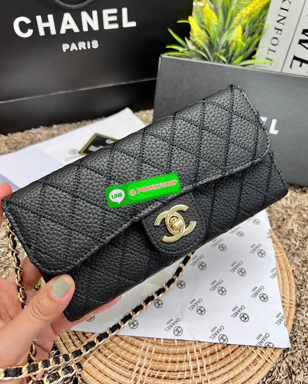 New in! สวยกริปมากๆค่ะ สาวๆที่มีบัตรเยอะๆหรือชอบพกเงินสดเยอะๆ แนะนำรุ่นนี้เลยค่ะ ไม่ผิดหวังแน่นอน CHANEL CHAIN WALLET//CLUTCH BAG ((vip gift ตปท)) พร้อมส่ง บอกเลยน้องสวย ไร้ที่ติเลยค่า! กับกระเป๋าสะพายแบบครอสบอดี้ร์หรือถือแบบคลัทเป็นกระเป๋าเงินเก๋ๆได้เลยค