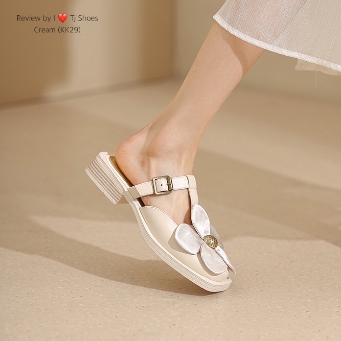 พร้อมส่งรุ่นนี้เก๋มาก ขายดีมากบอกเลยจ้า รองเท้านำเข้า หนังนิ่มมากๆ สวมใส่ง่ายใส่สบาย แต่งด้วยอะไหล่ดอกไม้น่ารักๆ ส้นยางกันลื่นอย่างดี จับแมทกับชุดง่ายใส่แล้วดูเกร๋ดูน่ารักๆมากๆ แถมใส่ได้ตลอด ไม่มีเอ้าท์ ของจริงงานดี สวยตรงปกแน่นอน เพราะทางร้านถ่ายรูปจากสิ