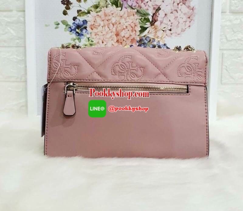 GUESS JEANA CONVERTIBLE CROSSBODY กระเป๋าสะพายหนังนิ่มอยู่ทรงตั้งได้ ด้านหน้าแต่งด้วยหมุดสีทองสลับด้วยการปักลายโลโก้ ดูสวยคลาสสิก ตัวกระเป๋าเปิดปิดด้วยกระดุม ด้านในมีหลายช่องแบ่งเป็นสัดส่วน ด้านหลังมีอีก 1 ช่องซิป สามารถเก็บของจุกจิกได้ สายสะพายเป็นโซ่ต่อ