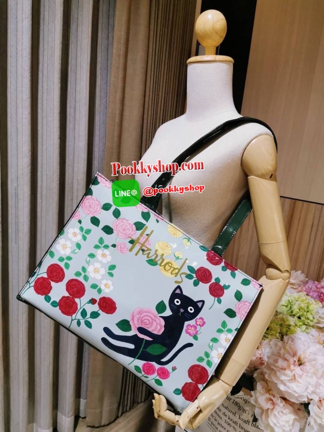 Restock พร้อมส่งแล้วค่ะ! Harrods London Top-handle Shopping Bag Large กระเป๋า Shopping Bag (Size L) แบรนด์ดังจากอังกฤษไอเท็มยอดนิยม PVC+Polyester 100% ของแท้ใบใหญ่ เนื้อหนาอยู่ทรง กันน้ำ แข็งแรง น้ำหนักเบา เปิดปิดด้วยซิปสะดวกใช้หัวซิปปั้มโลโก้แบรนด์อะไหล่