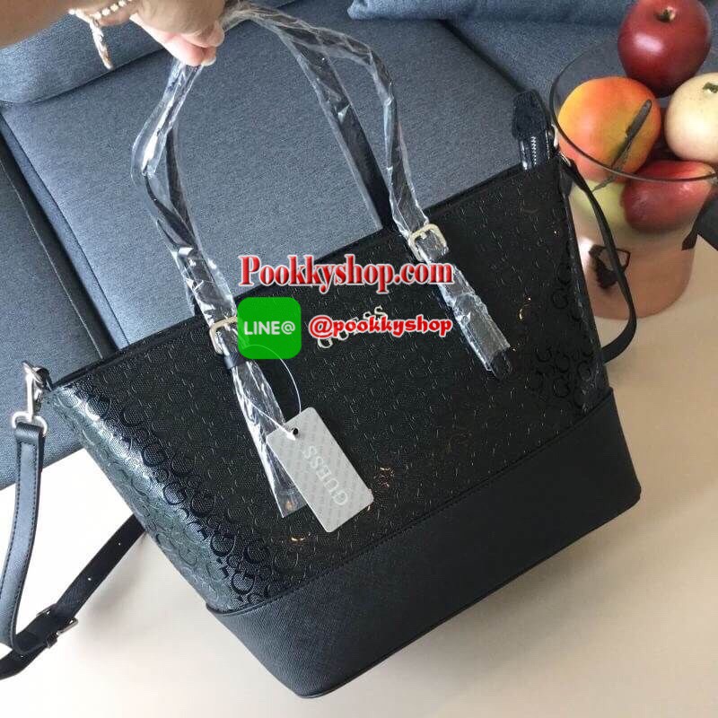 GUESS DELANEY TOTE BAG กระเป๋าทรง shopping วัสดุหนังแก้วเงาสวย น้ำหนักเบา ด้านหน้าประดับด้วยโลโก้แบรนด์สุดหรู เปิดปิดกระเป๋าด้วยซิปสะดวกใช้ ด้านในโล่งกว้าง มีช่องซิปและช่องเล็กสำหรับใส่ของ ซับในลายแบรนด์ รุ่นนี้มาพร้อมสายสะพายยาวปรับได้ ถอดได้ จะใช้แบบสะพ