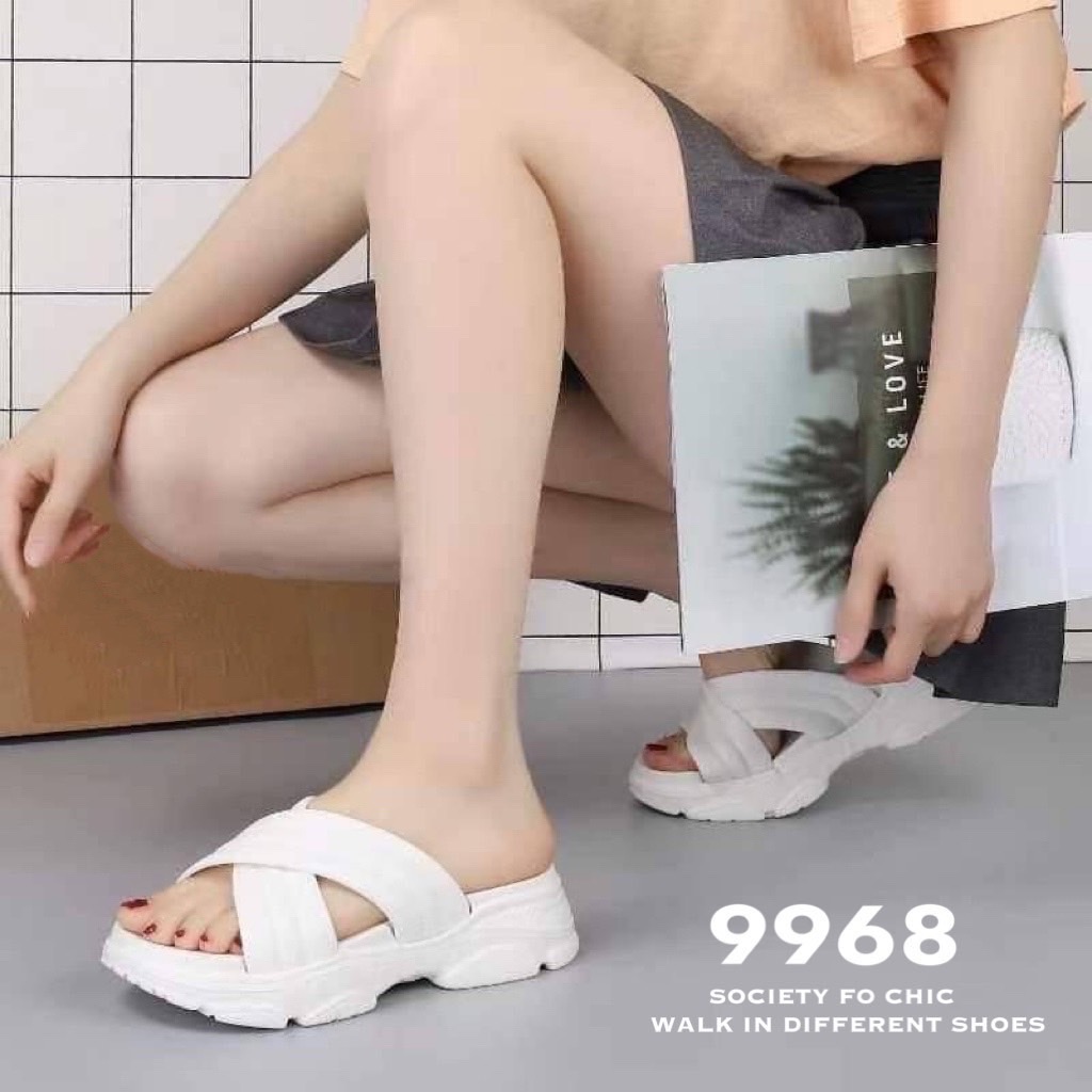 ฟังก์ชั่นที่คิดมาเพื่อให้ใส่สบายรับหน้าฝนแบบนี้ รองเท้าสวมลำลอง หน้าไขว้ โปร่งๆ โล่งๆ ที่ใส่แล้วยังดูสวย ใส่สบาย เอาไว้ประจำตัว แต่งตัวง่าย แถมราคาน่าคบหา พร้อมลุยฝนนี้ได้สบายๆ เลยจ้าา