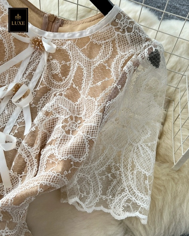 เดรสแฟชั่น เดรสเสื้อคอกลมแขนสั้น กระโปรงจับจีบทรงเอ เสื้อแต่งด้วยริบบิ้นและดอกไม้ลูกปัดสีทอง