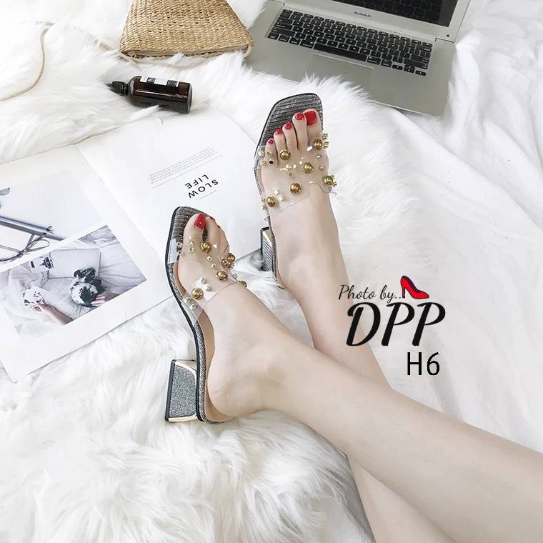 H6 พร้อมส่ง รองเท้า ส้นตันสูง2นิ้ว สไตล์HERMES ทรงสวม หน้าตัวH วัสดุทำจากพลาสติกนิ่ม สัมผัสสบายเวลาใส่ไม่บาดเท้า ตกแต่งหมุดสีทอง ตัวรองเท้าทำจากผ้ากลิตเตอร์ ส้นทรงเหลื่ยมตัดขอบทอง งานสุดไฮโซ ใส่งาน และใส่สบายมากๆคะ