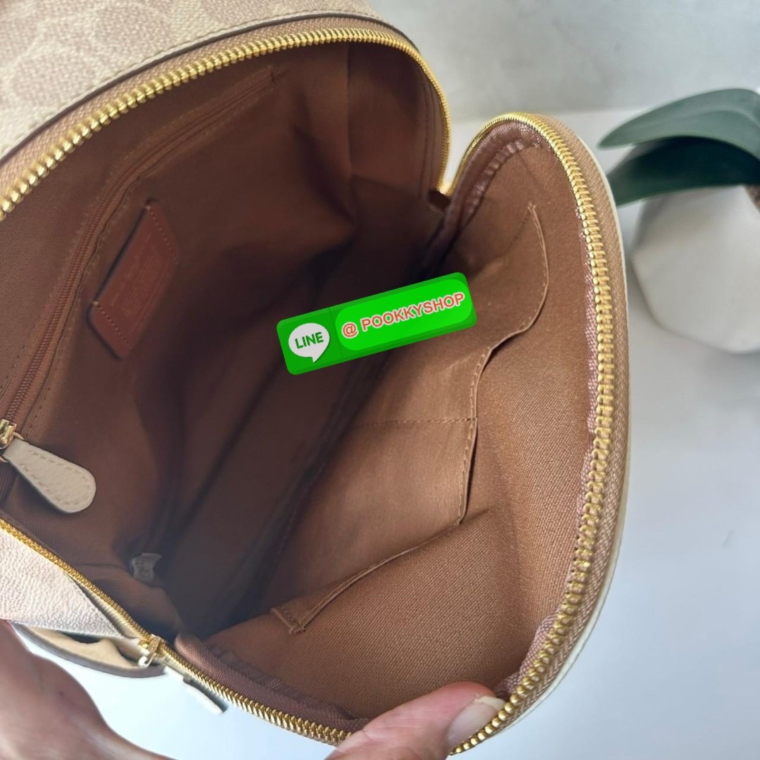 Coach Court Backpack In Signature Canvas 🔖กระเป๋าเป้สะพายหลัง ขนาดกำลังดี สะพายได้ทุกโอกาส 🔖วัสดุ : หนังแคนวาส ตัดหนังแท้ 🔖เปิด-ปิดแบบซิป ด้านในมีกระเป๋าซิปและกระเป๋าอเนกประสงค์ ปิดด้วยซิปคู่ มีซับในผ้า มีช่องซิปด้านนอก 🔖สา