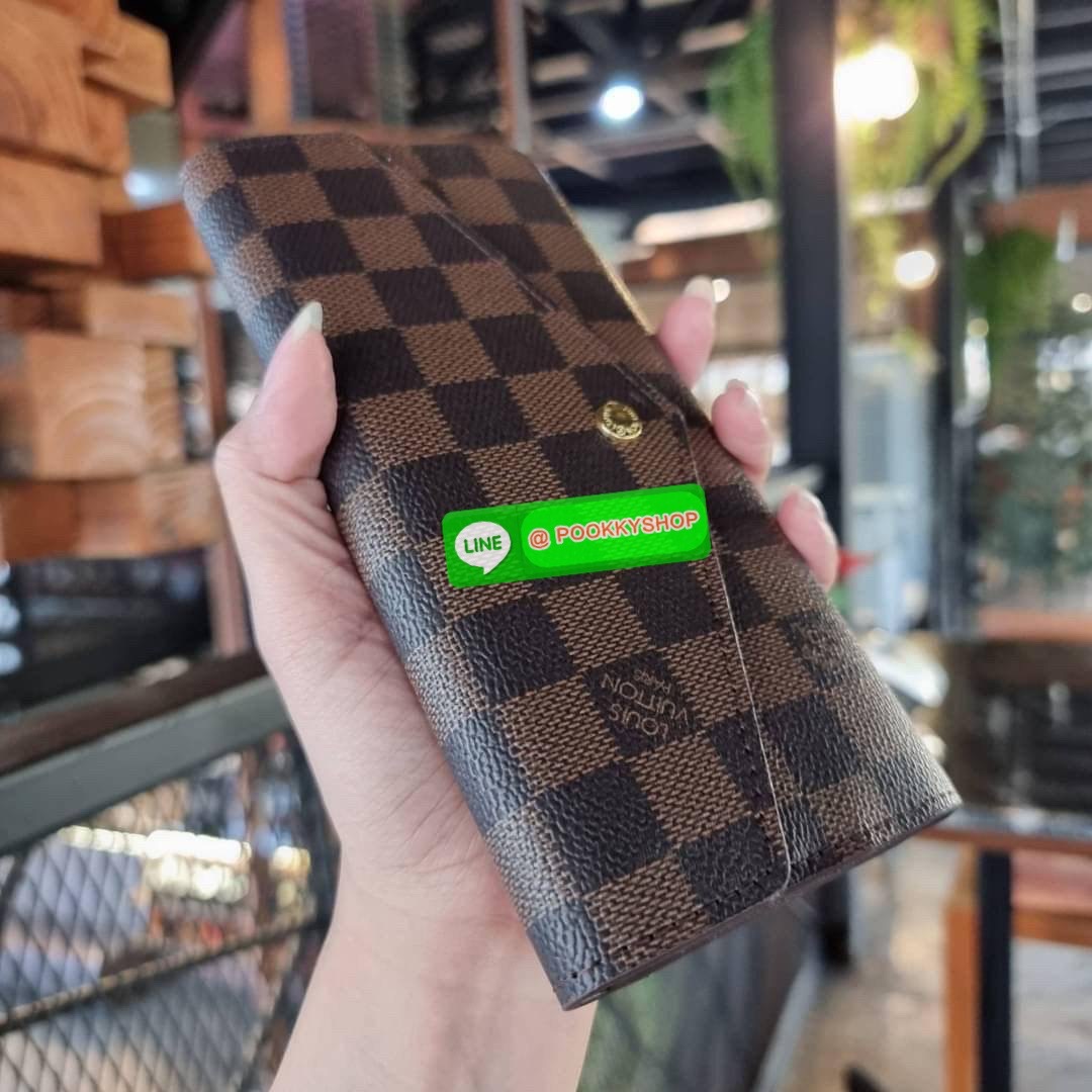 Hot item!! LV long flap wallet with gwp กระเป๋าสตางค์พรีเมี่ยมกิ๊ฟ เป็นไอเท็มสุดฮิต แบบฝาพับ ใช้งานสะดวกขึ้นกว่าเดิม รุ่น unisex ที่จะหนุ่มๆสาวๆ ก็ใช้ได้หมด!! ใบยาวขนาดกำลังเหมาะมือ ถือแล้วขับผิวทุกสี วัสดุหนังแคนวาส ทนทาน เปิด-ปิดด้วยกระดุม ภายในมีช่องใส