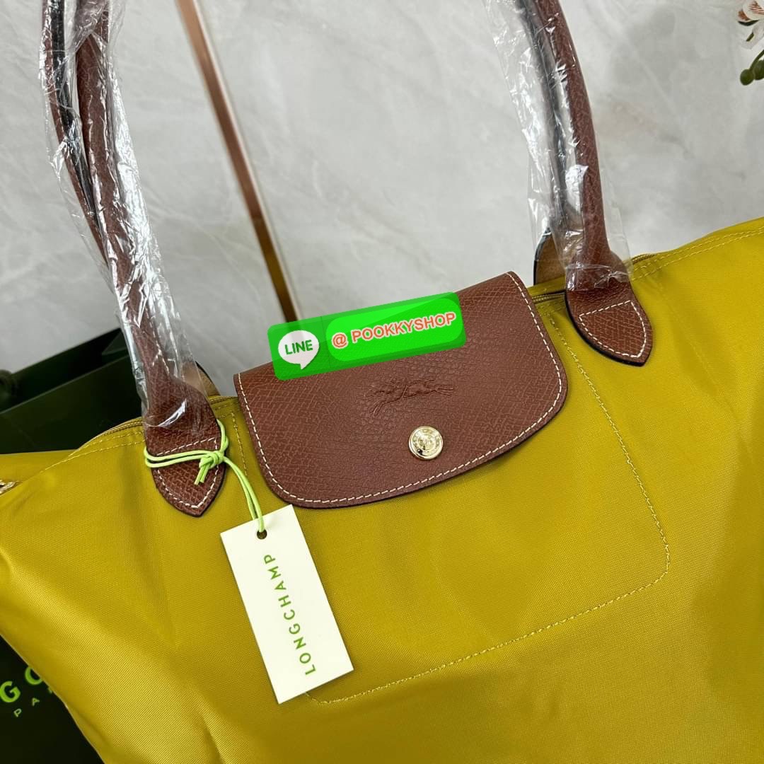 LONHGCHAMP LE PLIAGE ORIGINAL L TOTE BAG 🔖กระเป๋าสะพายไหล่ Le pliage ใบใหญ่ เรียบง่ายจุของได้เยอะ สามารถเก็บเอกสารหรือแล็ปท็อปได้คะ 🔖วัสดุ:ไนลอนเคลือบ 🔖เปิด-ปิดด้วยซิป ภายในกว้าง มีช่องลับแยกคะ 🔖สามารถพับเก็บได้พกพาสะดวกคะ