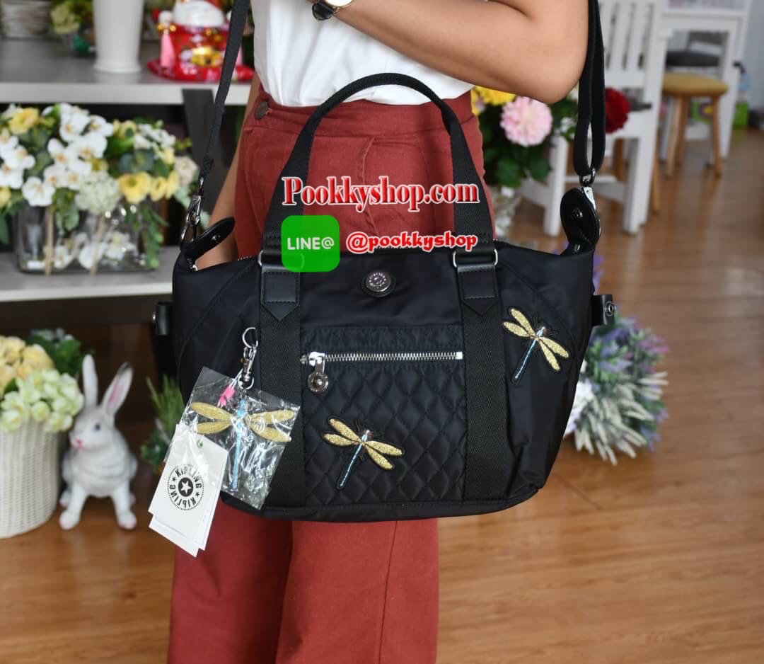KIPLING X CHRISTINE LAU COLLECTION กระเป๋า collection ใหม่ล่าสุดจาก Kipling วัสดุ Nylon ด้านหน้าประดับแมงปอที่เป็นโลหะ สีสันสดใสน่ารัก สามารถเก็บปีกให้กระเป๋าดูเล็กลงได้ ด้านในมีช่องซิป 1ช่อง และช่องใส่ของจุกจิ๊กอีก2ช่อง ด้านหน้ามีช่องซิป 1ช่อง สะดวกใช้ ม