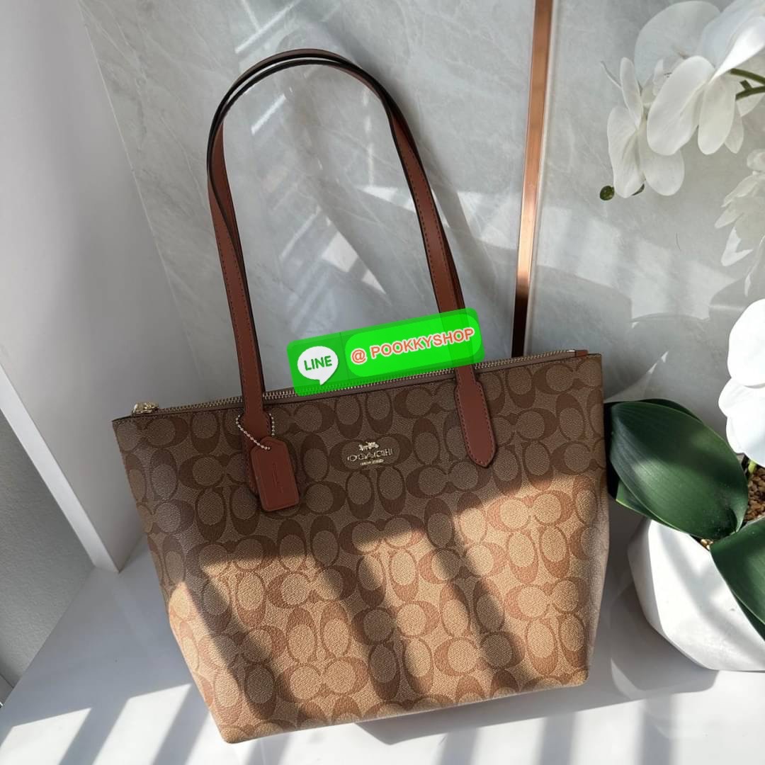 Coach 4455 ZIP TOP TOTE IN SIGNATURE CANVAS กระเป๋าสะพายไหล่ทรง Tote เปิด-ปิดกระเป๋าด้วยซิป ป้องกันของตกหล่น ภายในกว้างใส่สัมภาระได้เยอะ มีช่องเล็กใส่ของจุกจิก วัสดุแคนวาส หูจับหนังแท้ ถือไปเที่ยว ไปทำงาน สะดวกเลยค้า