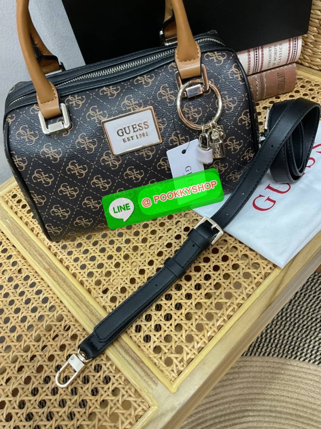 Guess Handbag with Small Shoulder Strap Tyren SG796605 New collection!! Guess ทรงหมอน ขนาดเล็ก ลายซิกเนเจอร์แบรนด์ ทรงหมอนยอดฮิต มีให้เลือก 5 สี สีสวยคลาสสิก เข้ากับง่ายกับทุกชุด ปิด/เปิด ด้วยซิป ภายในโล่งกว้าง แยกเป็นสัดส่วนใช้งาน ซับในตราแบรนด์