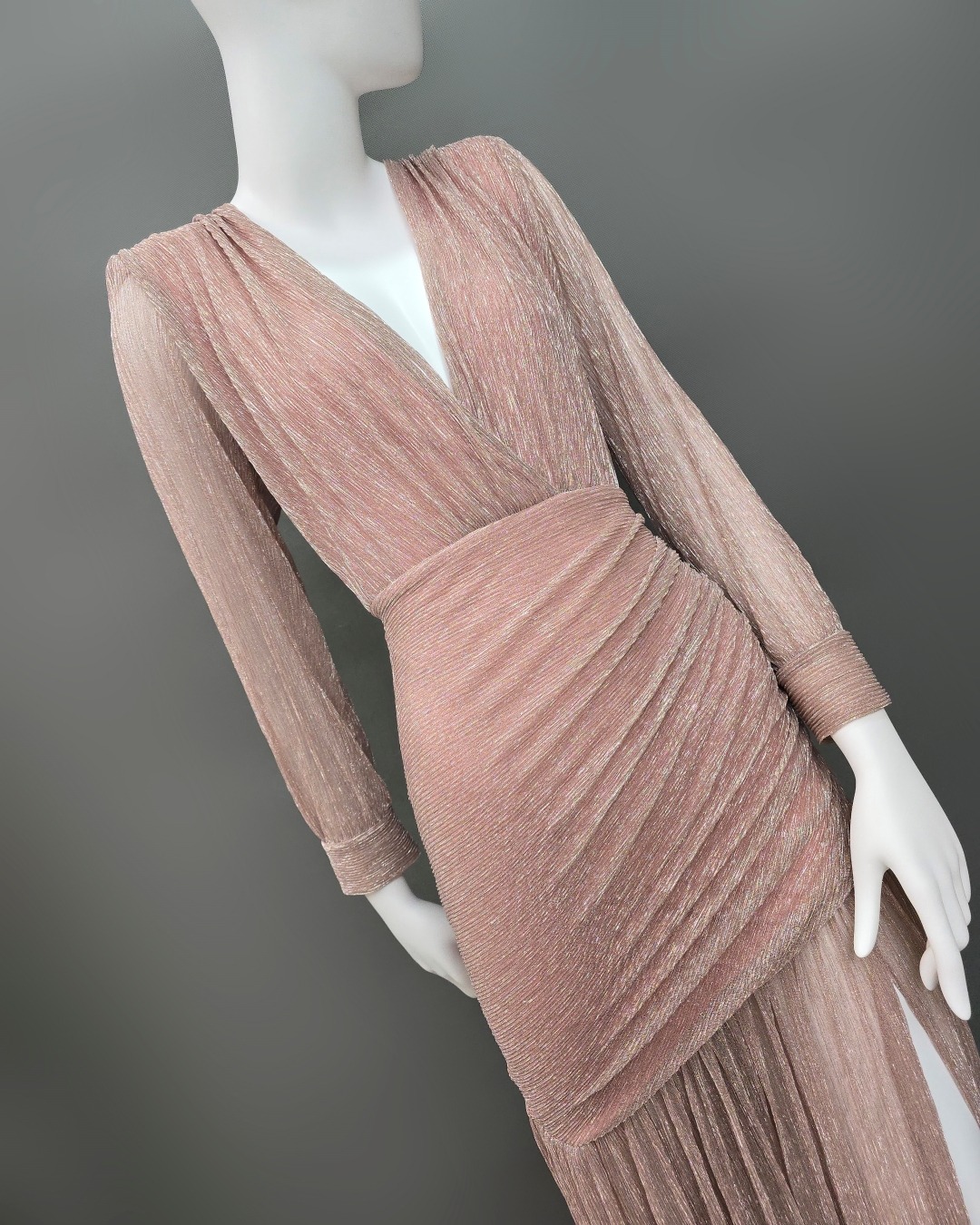 เดรสแฟชั่น แม็กซี่เดรสเสื้อคอวีป้าย แขนยาวเสริมไหล่ กระโปรงจับเดรปย่นเข้ารูปตรงสะโพก