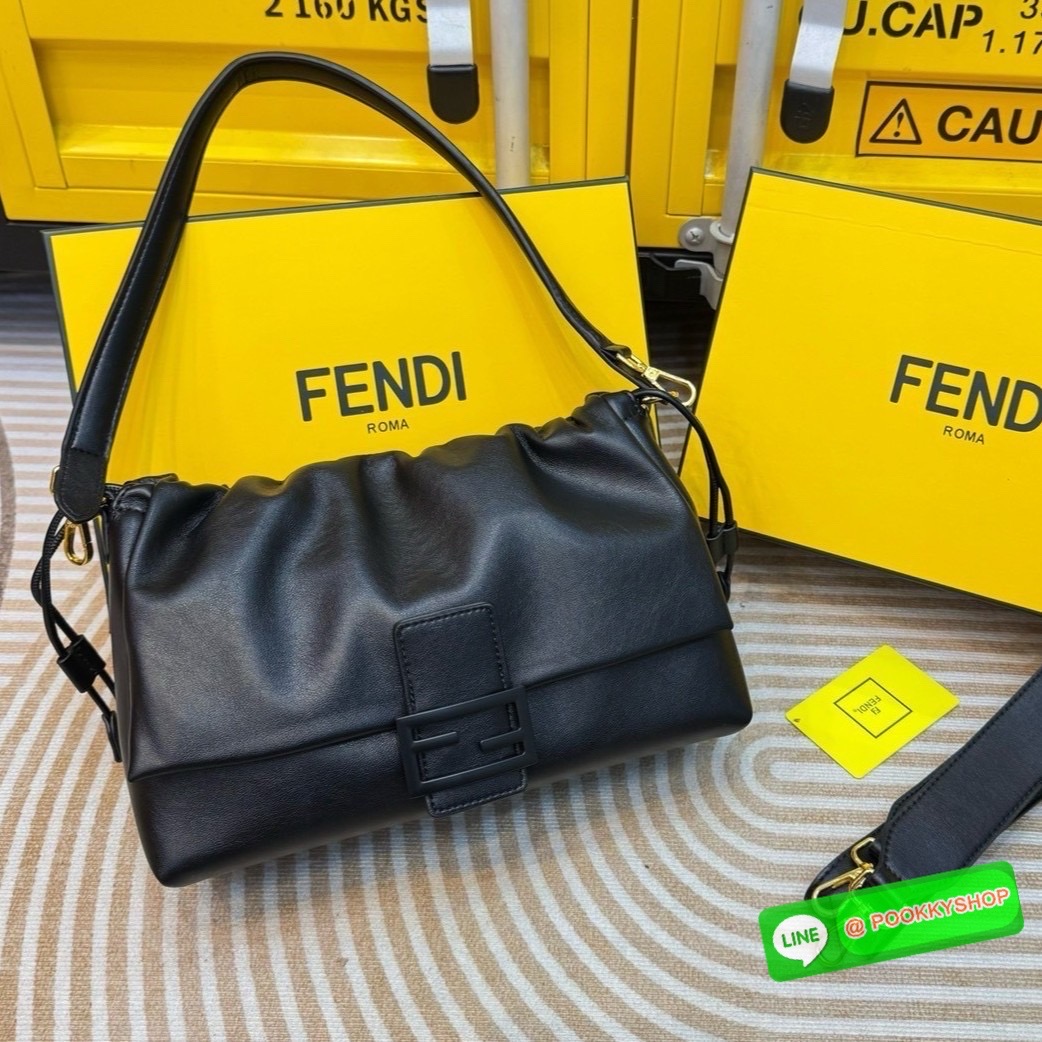FENDI Mamma Baguette Bag กระเป๋าสะพายทรงสวย ดีไซน์เรียบง่ายคลาสสิค หรู ดูผู้ดี รูปทรงใช้งานง่าย หนังสวยสัมผัสนุ่ม ใหม่ล่าสุด รุ่นลิมิเต็ดที่สาวๆตามหา ภายในโล่งกว้าง เสิร์ฟให้ในราคาน่ารักๆ ของมันต้องมีแบบนี้ ก็ต้องตำได้แล้วน้าอย่าช้า อย่าพลาด!!