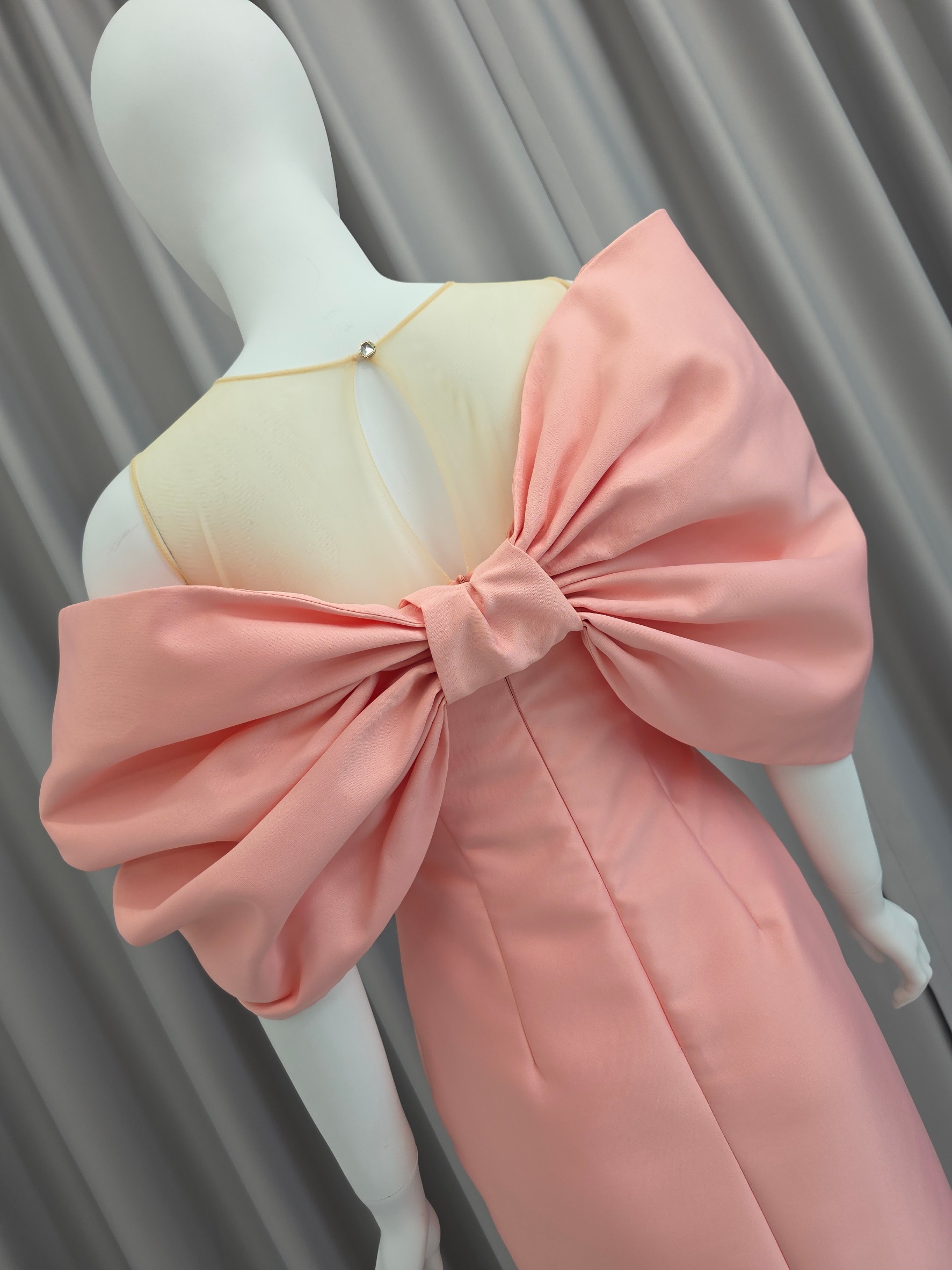 เดรสแฟชั่น มีดี้เดรสเสื้อคอกลมแขนกุด แต่งด้วยผ้าซีทรูสีนู้ด