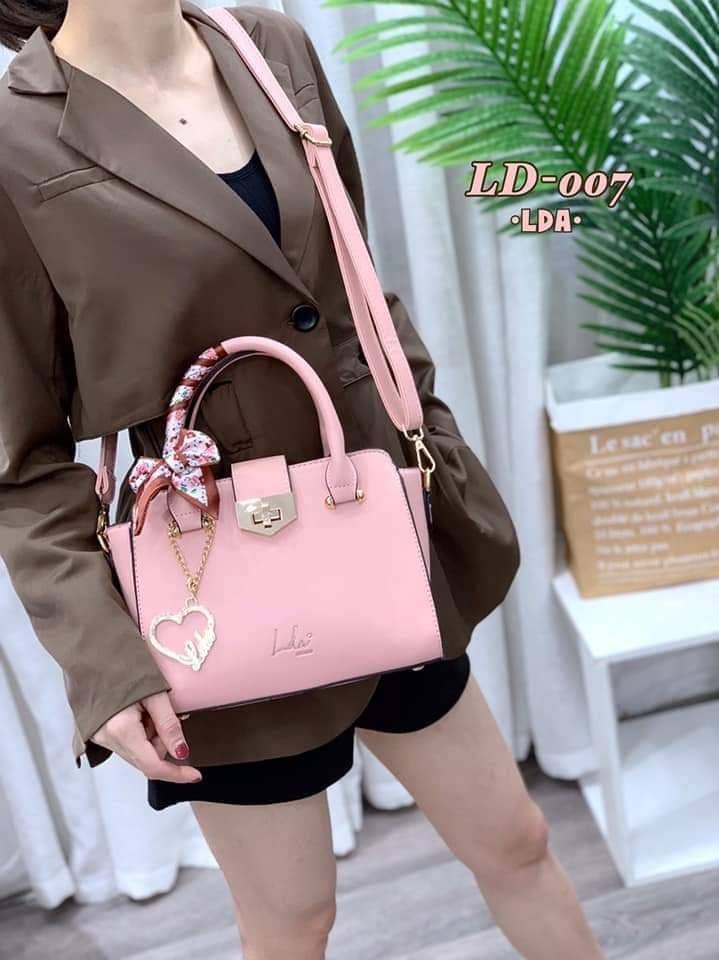 พร้อมส่ง งานเซต รุ่นขายดี New คอลเล็คชั่น LDA Set !! 2 ใบ สุดคุ้ม พร้อมส่ง กระเป๋าแบรนด์ LDA ของแท้100% รุ่นใหม่ล่าสุด งานสวยมาก มาพร้อมกระเป๋าสตางค์ ใบยาว ด้านหน้ากระเป๋าปั้มแบรนด์ ห้อยพวงกุญแจLDA แบบสวยเก๋ หนังเรียบหรูดูแพงค่ะ สีสวยละมุนทุกสี ขนาดกำลังพ