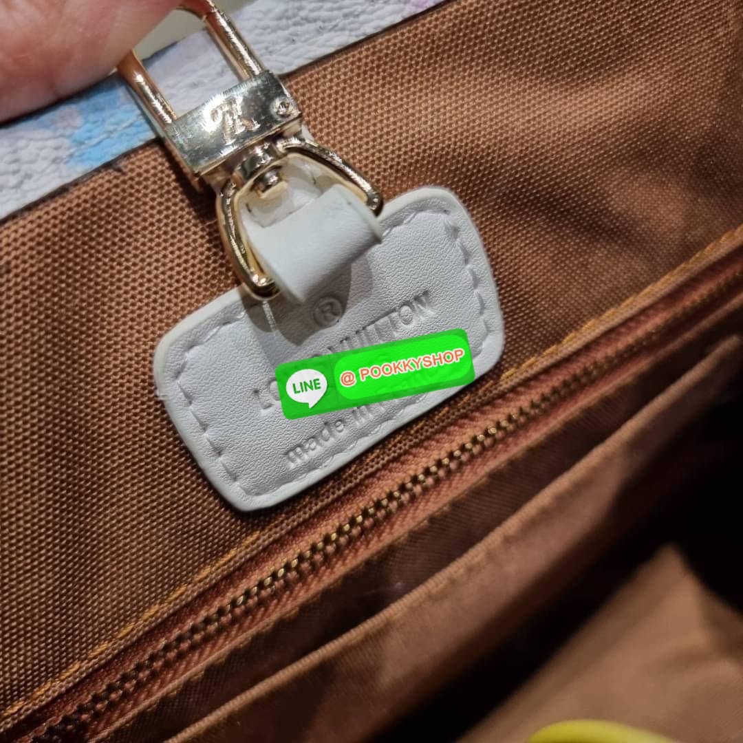 New in!! จากเคาน์เตอร์ dutyfree LV watercolor multi tote กระเป๋าทรงโท้ทคอลใหม่ ดีไซน์สดใส สบายตา ด้วยลวดลายเพ้นท์สีน้ำ ไม่ซ้ำใคร วัสดุหนังแคนวาส ทนทาน ที่มาพร้อมหูจับในตัว และสายสะพายข้าง ให้ปรับใช้ได้ทุกสไตล์ความชอบ ภายในโล่งกว้าง มีอะไหล่เกี่ยวที่ปากกระ