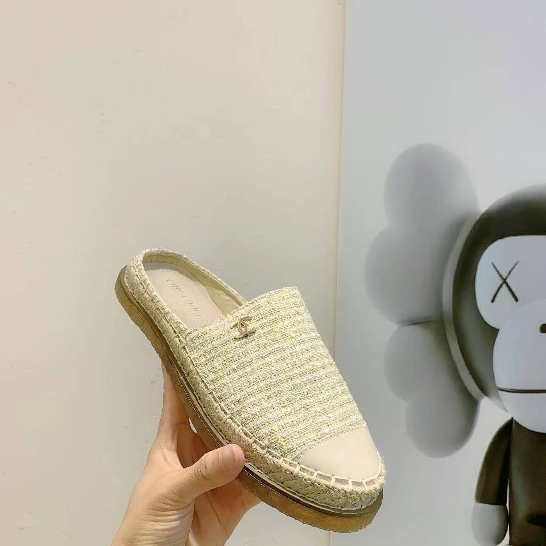 𝙉𝙀𝙒 𝙉𝙀𝙒 ‼️ รองเท้าผ้าทวิต CC รุ่นนี้เป็นทรงสวมเปิดหลัง น่ารักไม่ไหว เป็นผ้าทวิตโทนสีครีมคุณหนูผู้ดีมากค่ะ นิ่มใส่สบาย ใส่กับอะไรก้อสวย คู่นี้คือดีพลาดไม่ได้เลยนะคะ