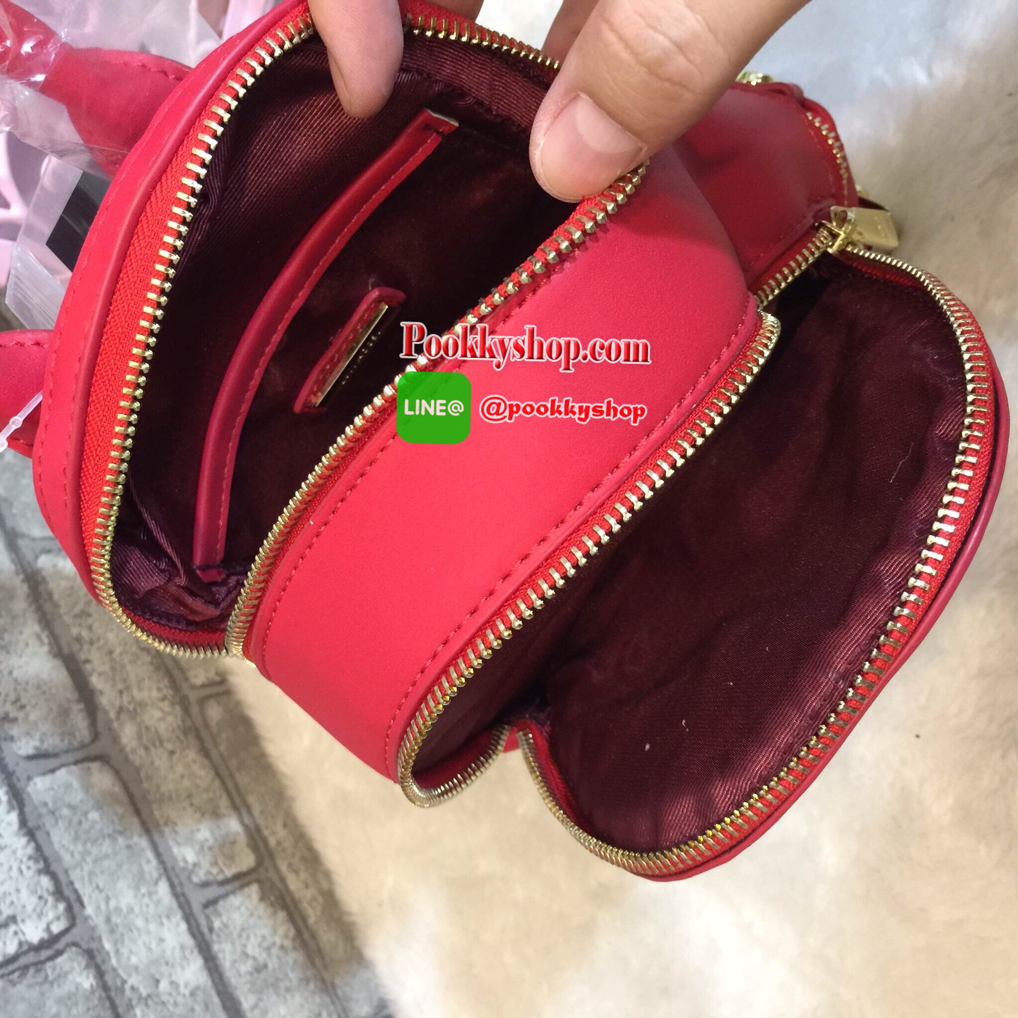 เป้ LYN EVITA BACKPACK กระเป๋าสะพายหลัง ยี่ห้อ LYN แท้ รุ่นใหม่ชนชอป 2017 กระเป๋าเป้ขนาดกะทัดรัด วัสดุหนังPU มุมกระเป๋าทั้ง4มุมและฐานด้านล่าง มีโลหะและหมุดสีทองทั้งสีด้าน ทำให้ตั้งอยู่ทรงได้ง่ายขึ้น หัวซิปปั้มโลโก้ทุกจุด มีช่องซิป2ช่องใหญ่ ยังมีด้านหน้าแต