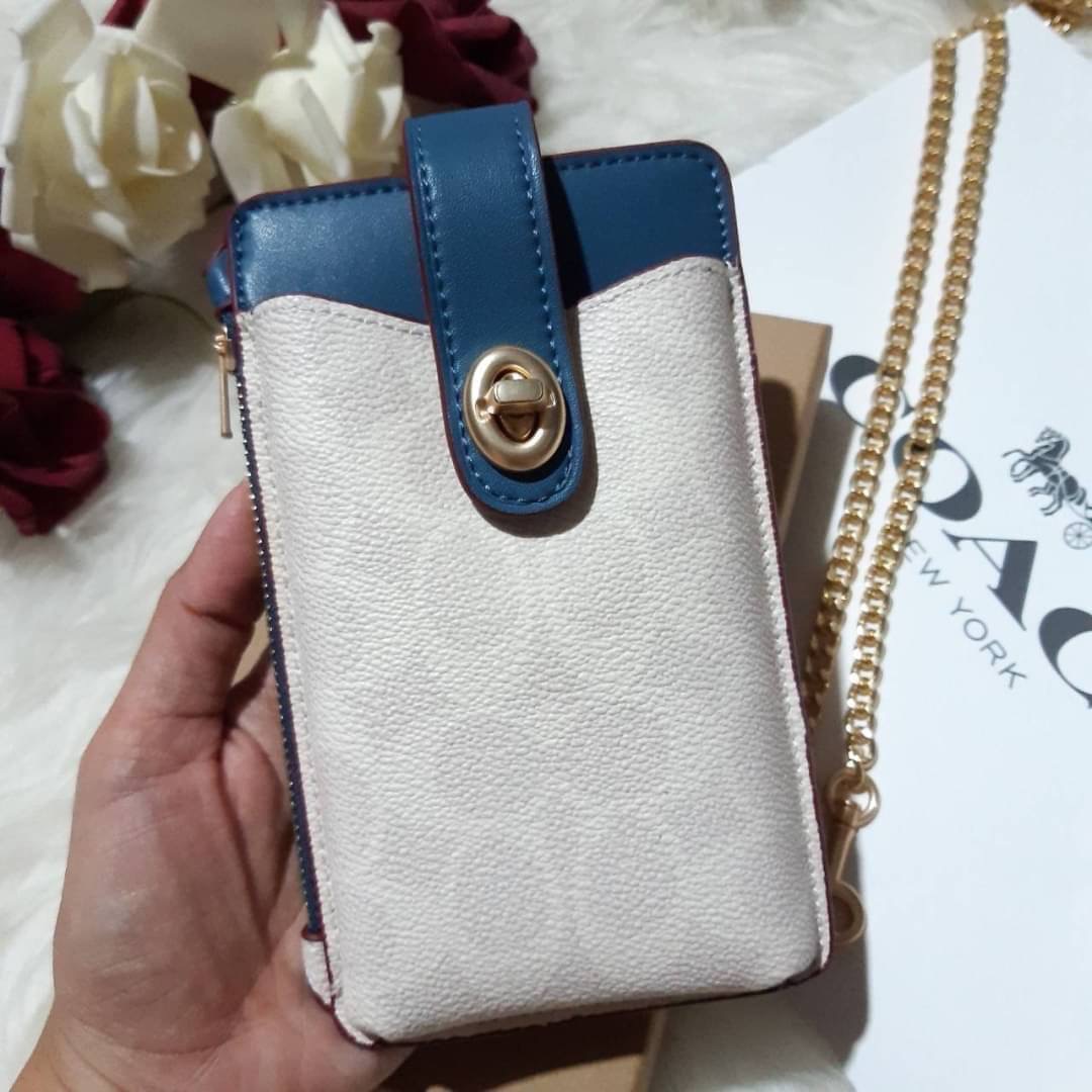 COACH 825 TURNLOCK CHAIN PHONE CROSSBODY IN BLOCKED SIGNATURE CANVAS ฮอตและปังกว่านี้ไม่มีแล้ว!! กระเป๋าเอนกประสงค์ สำหรับใส่โทรศัพท์ ใส่บัตรได้ มีช่องซิปแยกให้ด้วย ขนาดพกพาดีงาม!! 💕 ใส่โทรศัพท์ได้ทุกรุ่นน้า สายสะพายยาวประมาณ 23" (วัดจากไหล่)