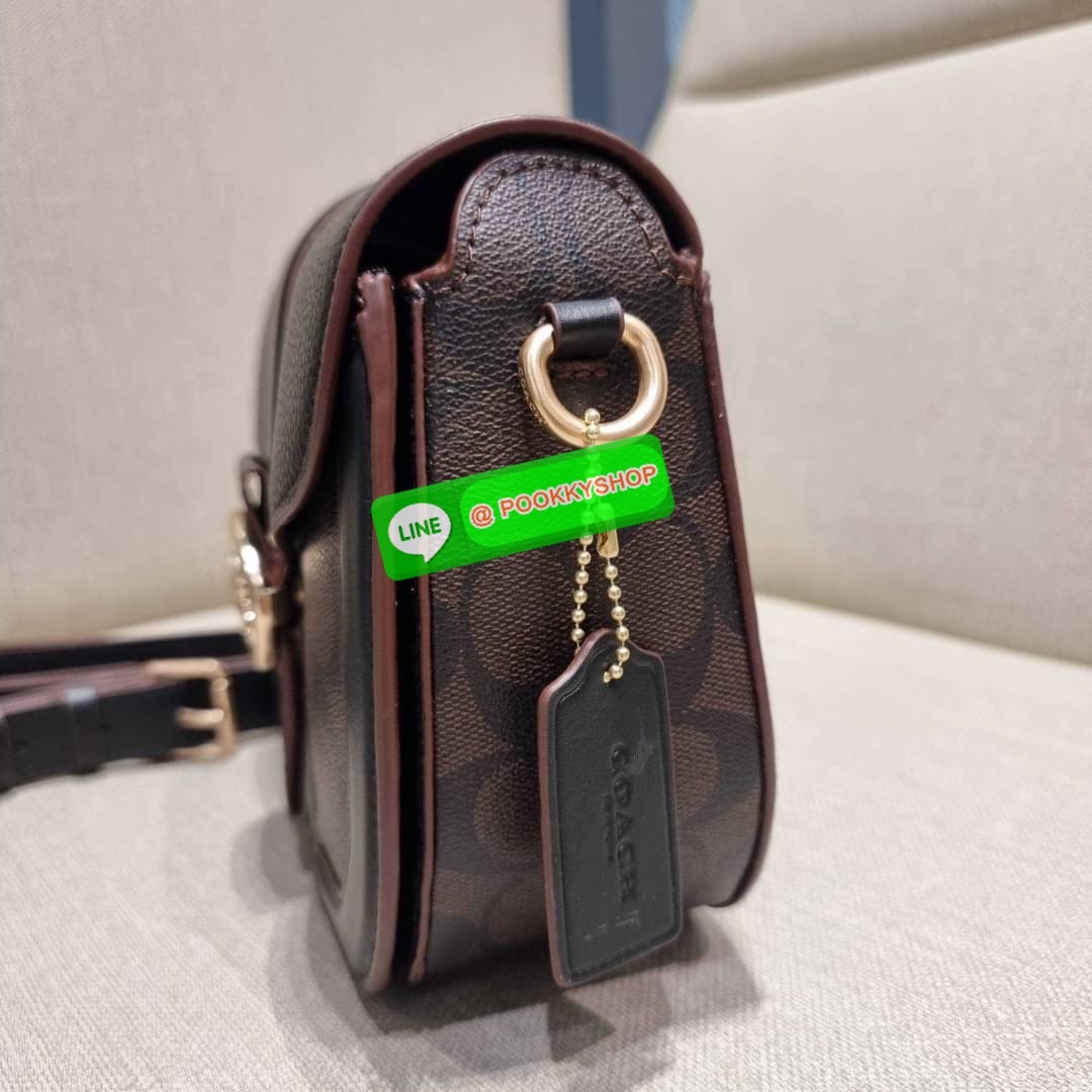 COACH C3593 GEORGIE SADDLE BAG IN COLORBLOCK SIGNATURE CANVAS WITH RIVETS ยกระดับความหรูให้กับตัวเองกันหน่อย ด้วยกระเป๋ารุ่นนี้!! ครอสบอดี้ที่ดีไซน์หรู อัพเลเวล ในราคาที่จับต้องได้ วัสดุหนังแคนวาสเคลือบสลับหนังเรียบ พิเศษไปอีกตกแต่งขอบด้วยหมุด เพิ่มดีเทลก