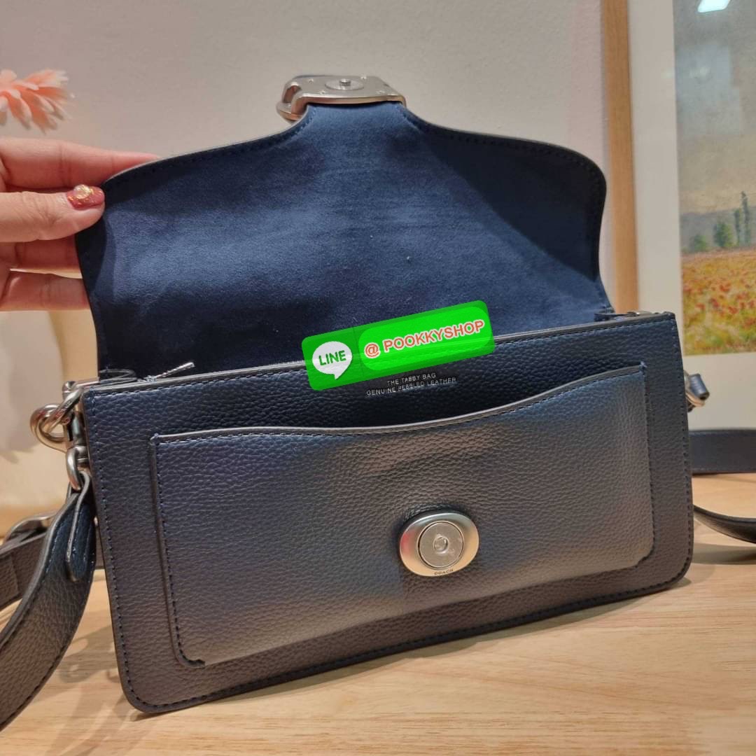 COACH CH735 TABBY SHOULDER BAG 26 🔆 Details ดีไซน์ใหม่ปี 2023 กับกระเป๋าสะพายไหล่สุดฮอต วินเทจย้อนยุค สวยคมชัด คลาสสิคใช้ได้ทุกลุค เปิด-ปิดด้วยแม่เหล็กในตัว รับรองแน่นหนา ด้านหลังมีช่องแยก ภายในเป็นช่องโล่ง ขนาดกำลังสวย มีสายสะพายมาให้ถึง 2 แบบ สา
