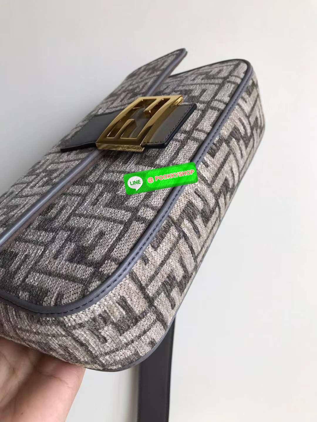 New Arrivals!!! Fendi Baguette Dark Gray FF Tapestry Fabric Bag กระเป๋าทรง Baguette ขนาดกลาง วัสดุผ้าเซนิล พร้อมลวดลาย FF สีเทาเข้ม ปิดท้ายด้วยรายละเอียดหนังแบบทูโทนและประดับด้วยตัวล็อค FF โดดเด่นด้วยฝาปิดด้านหน้าตัวล็อคแม่เหล็กช่องด้านในบุด้วยผ้าหนังกลับ