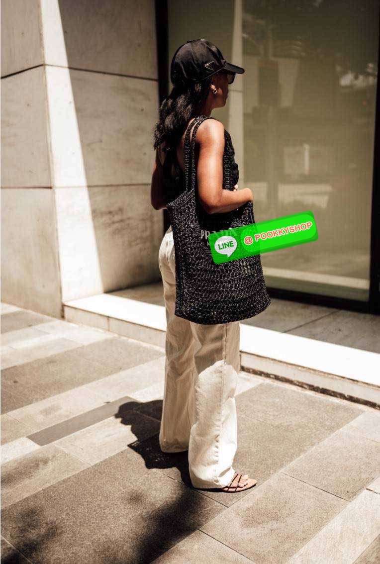 PRADA RAFFIA TOTE BAG สวยไม่ซ้ำใคร สไตล์บีช เหมาะมากกับการสะพายไปเที่ยวทะเล หรือจะใช้ในวันสบายๆก็ตอบโจทย์ กับกระเป๋าสะพายสานใบใหญ่ ตัวกระเป๋าเป็นวัสดุสังเคราห์จากธรรมชาติ สานทอเต็มใบออกมาเป็นลวดลายสวยงาม มีกระเป๋าซับในให้ สำหรับใส่ของเป็นสัดส่วน และรูดปาก