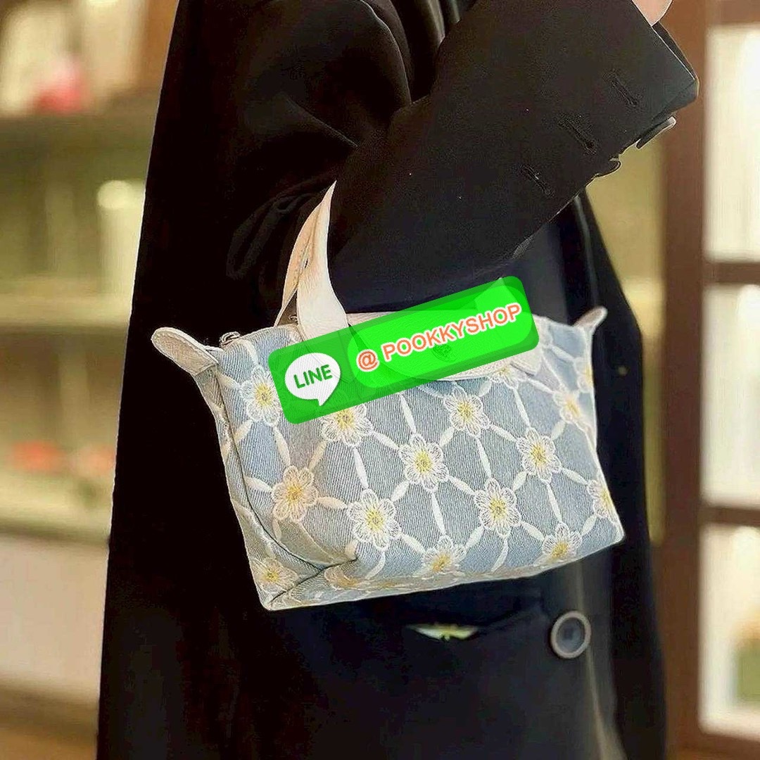 Longchamp le pliage collection XS handbag 🔆 Details น่ารักสดใสรับซัทเมอร์ กับกระเป๋าถือไซส์มินิ ขนาดเล็กพกพาสะดวก โดดเด่นด้วยลวดลายปักบนผ้าโทนสีพาสเทล รูปแบบและสไตล์เป็นเอกลักษณ์ เปิด-ปิดง่ายด้วยซิป มีหูจับถือในตัว และสายสะพายข้างปรับได้ ภายในเป็น