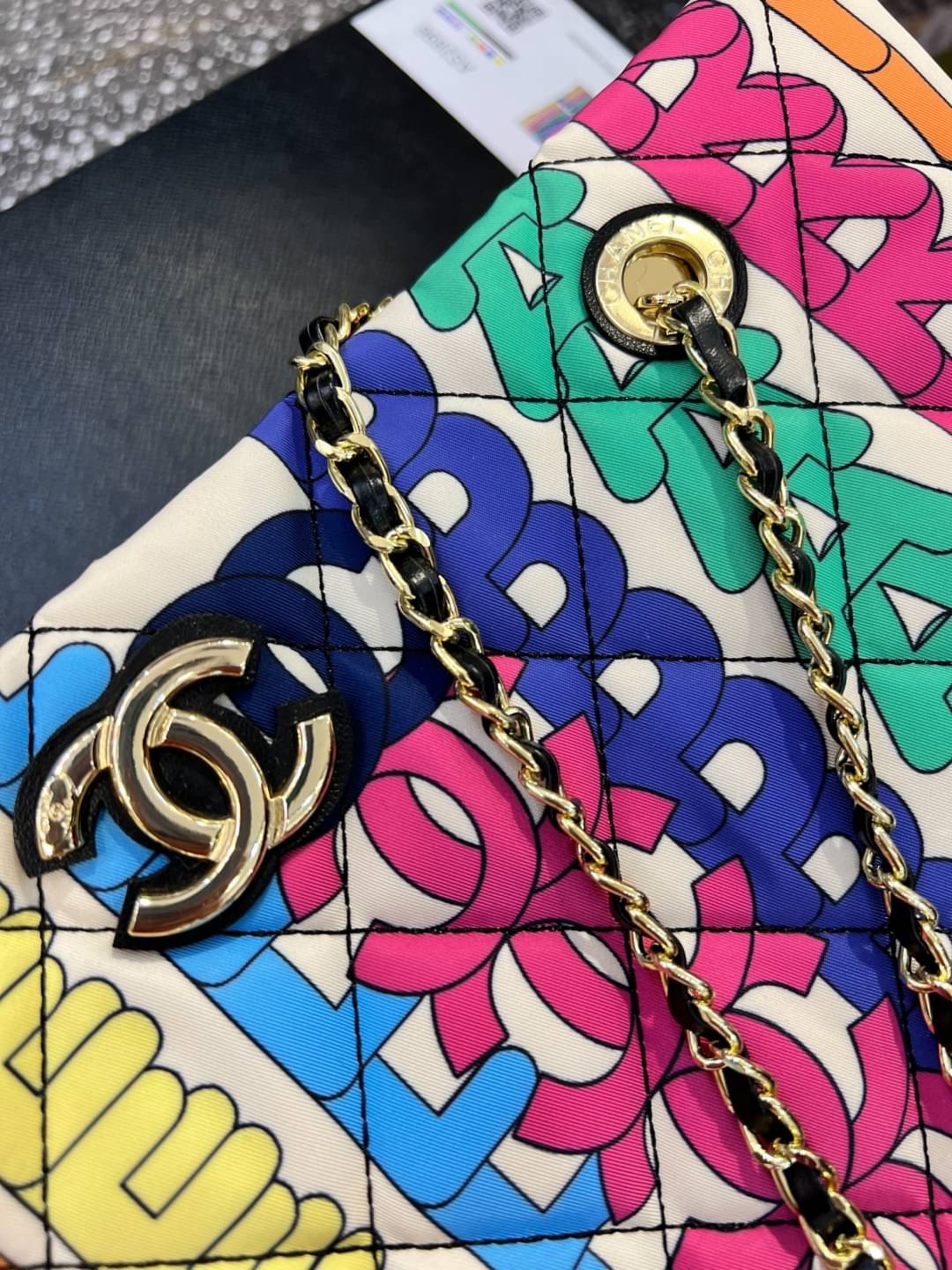 CHANEL FLAP BAG PRINT FABRIC & GOLD TONE METAL ss22 งานสวยชนช็อป ว๊าววววสุดๆ กับกระเป๋าผ้าแต่งอะไหล่ทองปั้มlogo ทุกจุด ลายlogo multicolors งานสวยมากไฮเอ็นสุดๆ จุของได้เยอะมาก มีซิบด้านใน ห้ามพลาดเลยน้าสาวๆ Must have!!!! มันเป๊ะทุกจุดจริงๆ