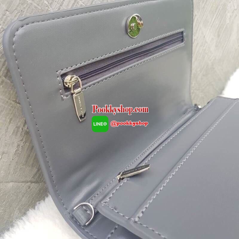 Charles&Keith Chain Rimmed Clutch กระเป๋าสะพายรุ่นใหม่!!ทรงcrossbodyหรือถอดสายถือเป็นทรงคลัชท์ได้ มีดีเทลโซ่ร้อยหนังรอบใบ เปิดปิดด้วยกระดุมแม่เหล็กใช้งานง่าย ภายในมีช่องซิป ช่องเสียบบัตรและช่องใหญ่ใส่ตระกูลพลัสได้ แยกเป็นสัดส่วน มาพร้อมสายสะพายแบบโซ่ต่อหน