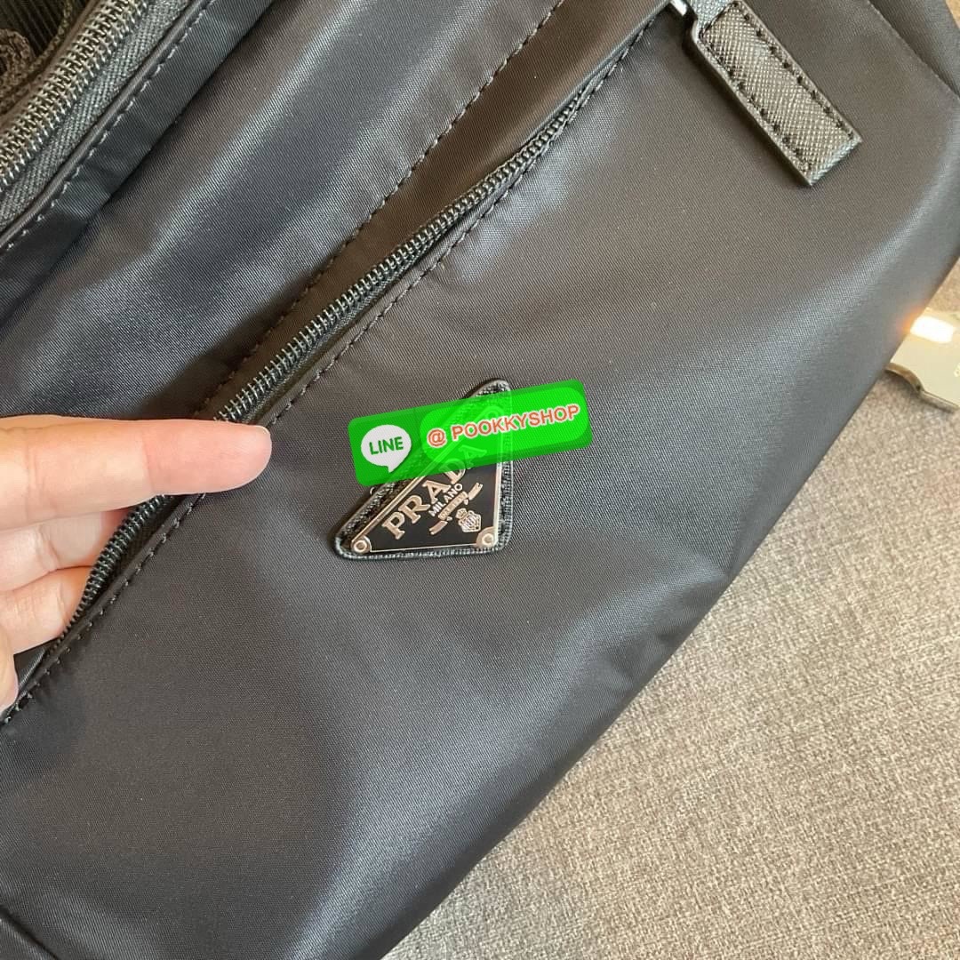 พร้อมมอบเป็นของขวัญให้คุณผู้ชาย! จากแบรนด์ PRADA ทรง MASSENGER วัสดุทำจากผ้าไนลอนอย่างหนาทั้งใบ กันน้ำได้ มีโลโก้แบรนด์อยู่ข้างหน้า ตัวกระเป๋าอยู่ทรง อะไหล่เงินทั้งใบ เปิดปิดชั้นนอกด้วยตัวล็อค ด้านในเป็นซิปรอบบุผ้าลายแบรนด์อย่างดี มีช่องซิปด้านใน และ โลโก