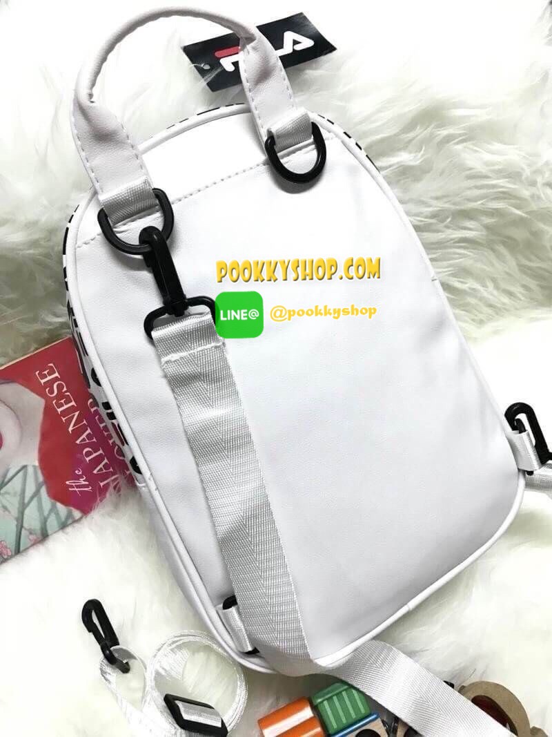 Fila mini Backpack กระเป๋าเป้สะพายหนัง ขนาดมินิ ที่สามารถเป็นได้ทั้งทรงถือ / สะพายเป็นเป้หรือไหล่และคาดอกได้ สี่สไตล์ สกรีนโลโก้แบรนด์ครึ่งใบ ด้านหน้ามีซิปใส่ของจุกจิกได้ ช่องใหญ่เปิดปิดด้วยซิปคู่ ภายในมีช่องเล็กอีก1ช่อง มาพร้อมสายสะพาย2เส้นปรับได้ฟรีไซส์