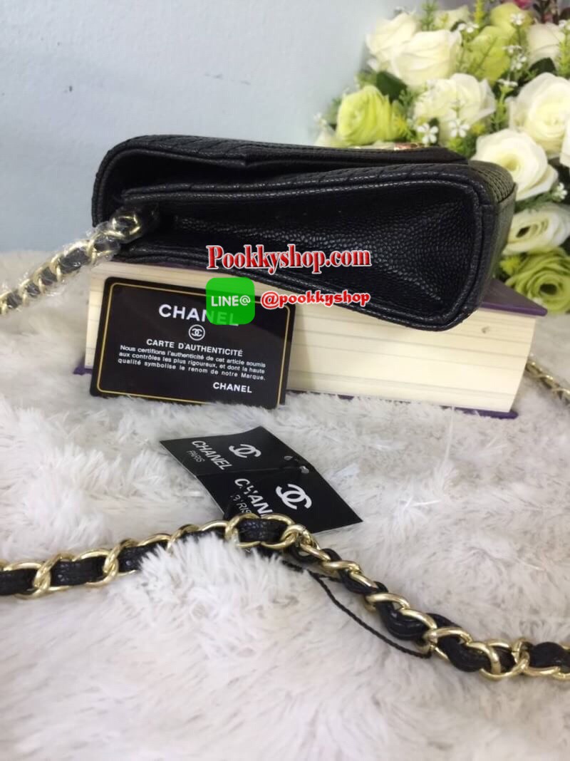 Chanel รุ่น Limited edition .. วัสดุหนังคาเวียเนื้อหนานุ่มลายตัวV คุณภาพดีแบบฉบับChanel ขนาดกำลังดี น้ำหนักเบา ด้านหน้ามีโลโก้ อะไหล่ทอง หรู ด้านหลังปั้มรูปโลโก้นูน สวยมากๆ เปิดปิดด้วยฝาปิดกระดุม ด้านในมีช่องใส่บัตรได้หลายใบ และมีช่องชิปใส่ของจุกจิกได้ ตั