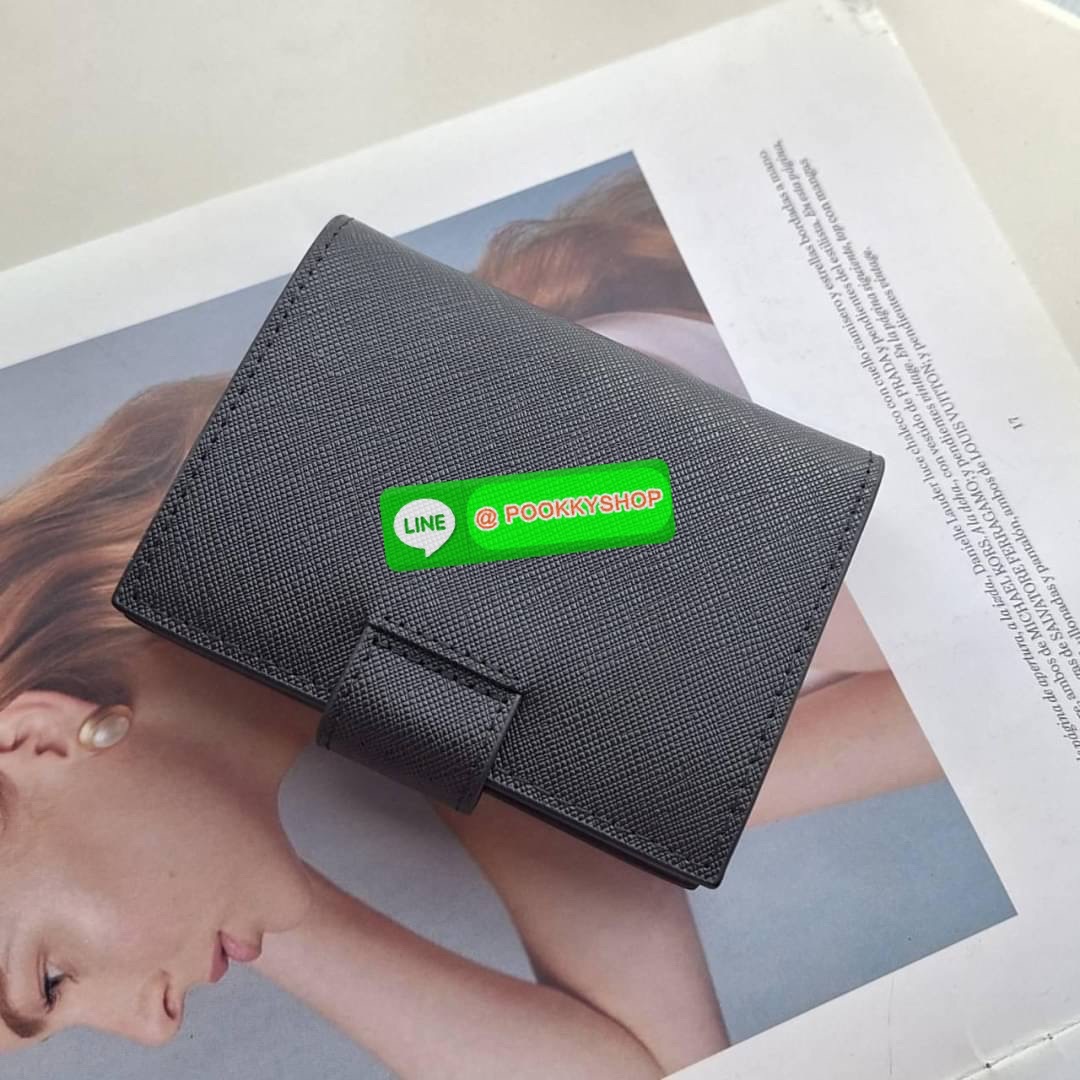 พร้อมส่งรุ่นใหม่♡♡ กับ กระเป๋าสตางค์แบบพับใบสั้น ทรงแบนน่ารัก น้ำหนักเบา จากแบรนด์ Prada ด้านหน้ามีโลโก้แบรนด์ อะไหล่สีทองหรู เปิดปิดด้วยกระดุม ด้านในมีช่องใส่บัตร3ใบ ช่องกระดุมเก็บเหรียญ+ธนบัตรแบบพับ จะมอบเป็นของขวัญหรือใช้เอง ก็ดีงามสุดๆเล