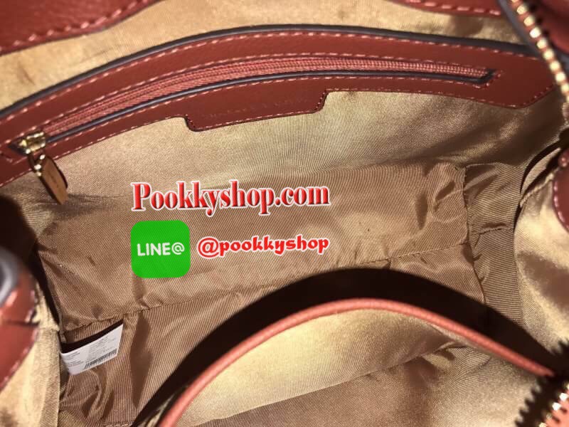 NEW ARRIVAL! CHARLES & KEITH BASIC TOP HANDLE BAG กระเป๋าถือหรือสะพายรุ่นใหม่ชนช็อปดีไซน์สวยอยู่ทรงเเข็ง ขนาดกำลังดี น้ำหนักเบา ด้านหน้าประดับโลโก้แบรนด์ เปิดปิดด้วยซิปสะดวกใช้ ด้านข้างมีสายรัดปรับทรงกระเป๋าภายในมีช่องซิป ใส่กระป๋าสตางค์ใบยาว ipad mini ได