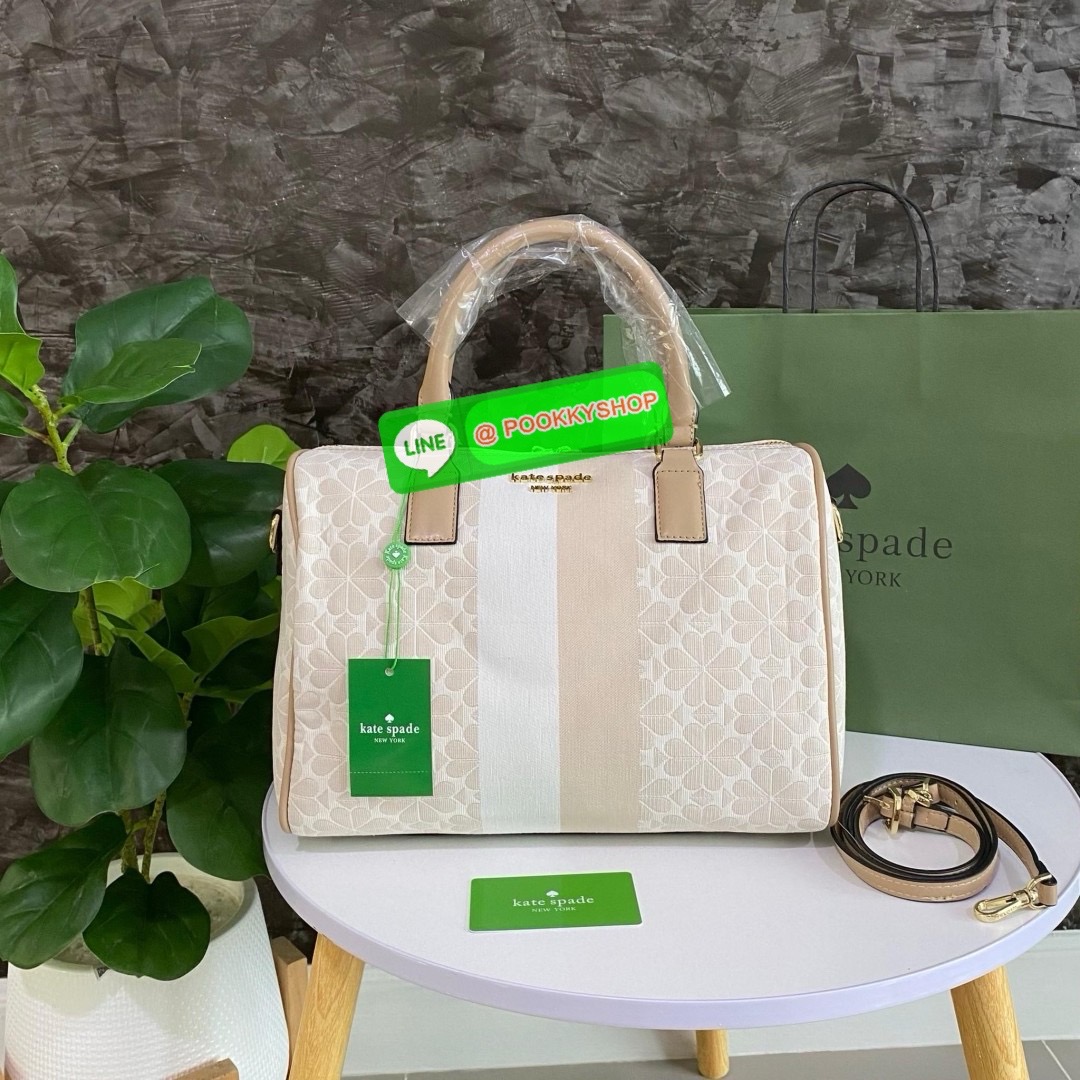 KATE SPADE NEW YORK SPADE FLOWER JACQUARD MANHATTAN DOCTORS BAG กระเป๋าถือหรือสะพายใบใหญ่ทรงหมอน โดดเด่นด้วยลวดลายเอกลักษณ์ทั้งใบ ด้านหน้าตกแต่งด้วยชื่อแบรนด์ เปิด-ปิดกระเป๋าด้วยซิปคู่ ด้านในโล่งกว้าง จุของได้เยอะมากค่ะ มีช่องซิปเล็กและช่องใส่ของจุกจิกค่ะ