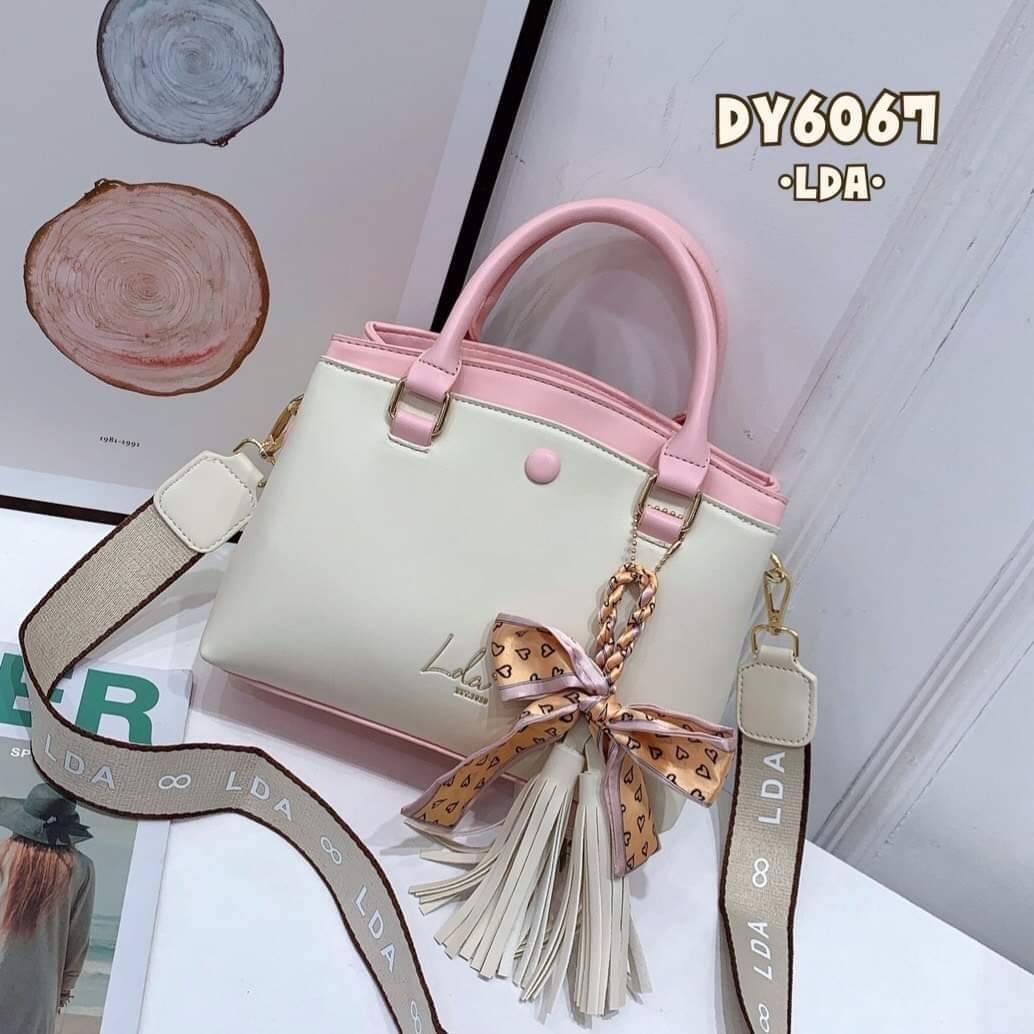 LDA BAG รุ่นใหม่ ทรูโทน งานสวยมาก!! แบรนด์แท้ 💯 หนังสวย สไตล์เรียบหรูดูดี ด้านหน้าปั้มแบรนด์ LDA ภายในกว้าง มี3 ช่องใช้งาน ใบใหญ่จุของได้เยอะมาก ดีไซส์ทรงสวยเก๋ มี 2 สาย สายสปอร์ต/สายหนัง ถือได้/สะพายได้ สายหนังปรับระดับได้ แบบสวย ทรงคลาสสิค สีสวย