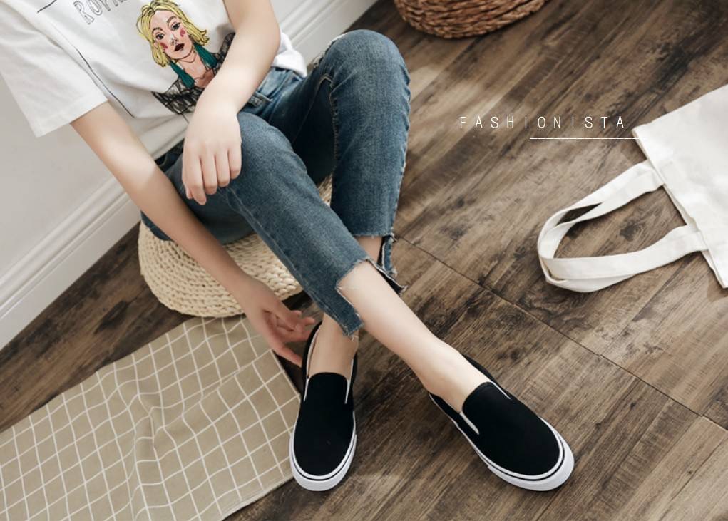 สลิปออนแบบมาใหม่ ใส่สบาย คล่องตัว พร้อมส่งค่ะ รองเท้าแฟชั่นชิคๆ ทรงเบสิค ฮิตตลอดกาล วัสดุผ้าแคนวาสเนื้อหนานุ่ม กระชับเท้า แต่งขอบยางยืดด้านข้าง เน้นความสบายในการสวมใส่ พื้น 1นิ้ว ใส่ง่ายเดินไม่เมื่อย ดีไซน์เรียบง่ายใส่แมชเสื้อผ้าได้ทุกแนวจ้าา มีไว้ได้ใช้แ