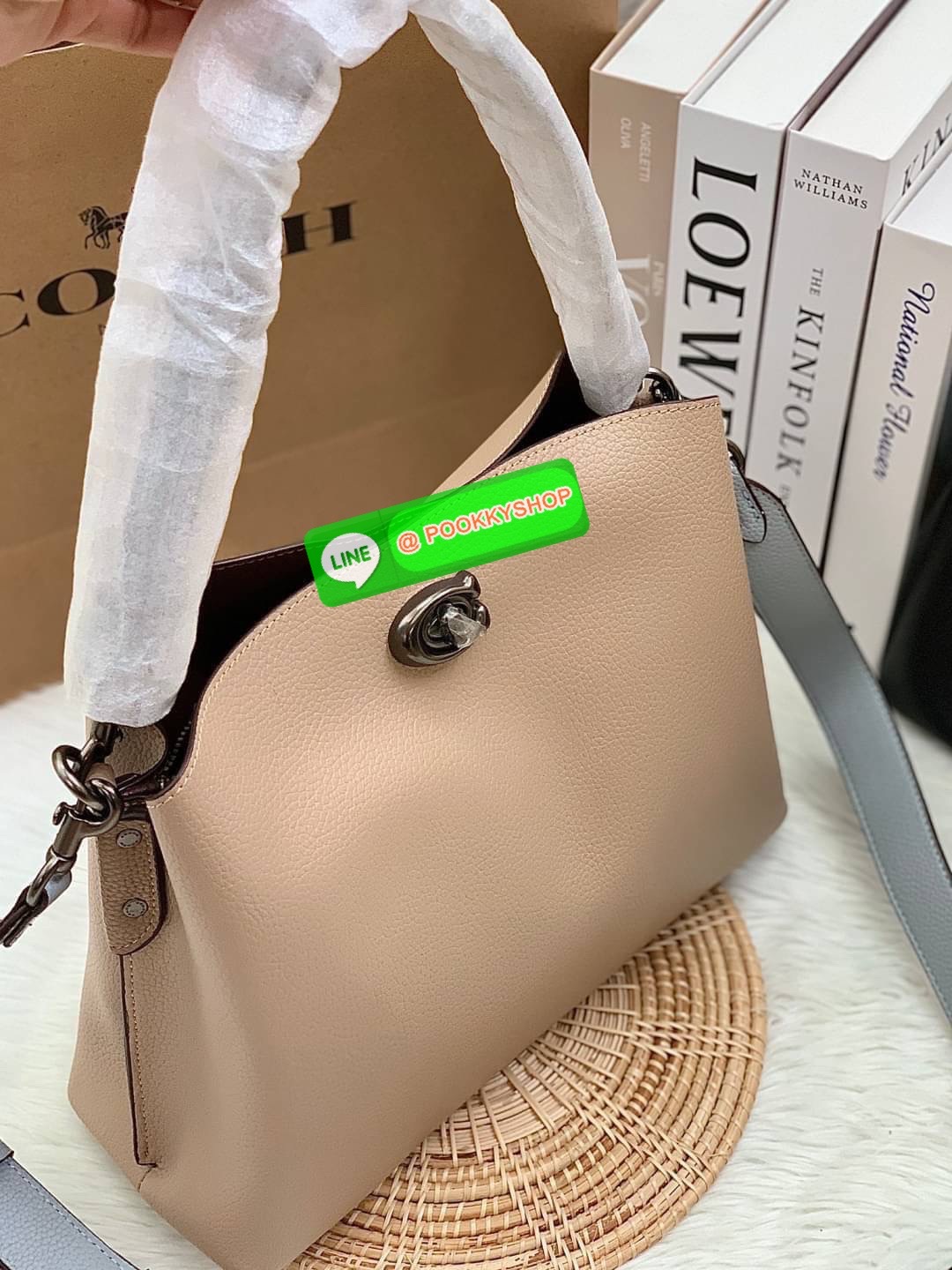 COACH WILLOW SHOULDER BAG ((C2745//C2590//C2621)) พร้อมส่ง ไม่ให้หลงรักยังไงไหว 🔺กระเป๋าหิ้ว//คล้องไหล่//สะพายข้าง สุดคุ้ม! หนังแท้ชั้นดีที่สุด ได้ไปหลงรักแน่นอนค่ะ หนังสวยมากๆ 🔺ตัวกระเป๋าแบ่งเป็นสองช่องหลัก ด้านนึงเป็นแบบหมุนล็อค//อีกด้าน