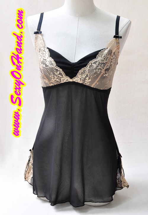 ชุดนอนเซ็กซี่ ชุดนอนซีทรู สายเดี่ยวสีดำ แต่งลูกไม้ สีทองเกรดหรูช่วงอก และด้านหลัง เนื้อผ้าสวยหรูทิ้งตัว งานเกรดพรีเมี่ยมคะ