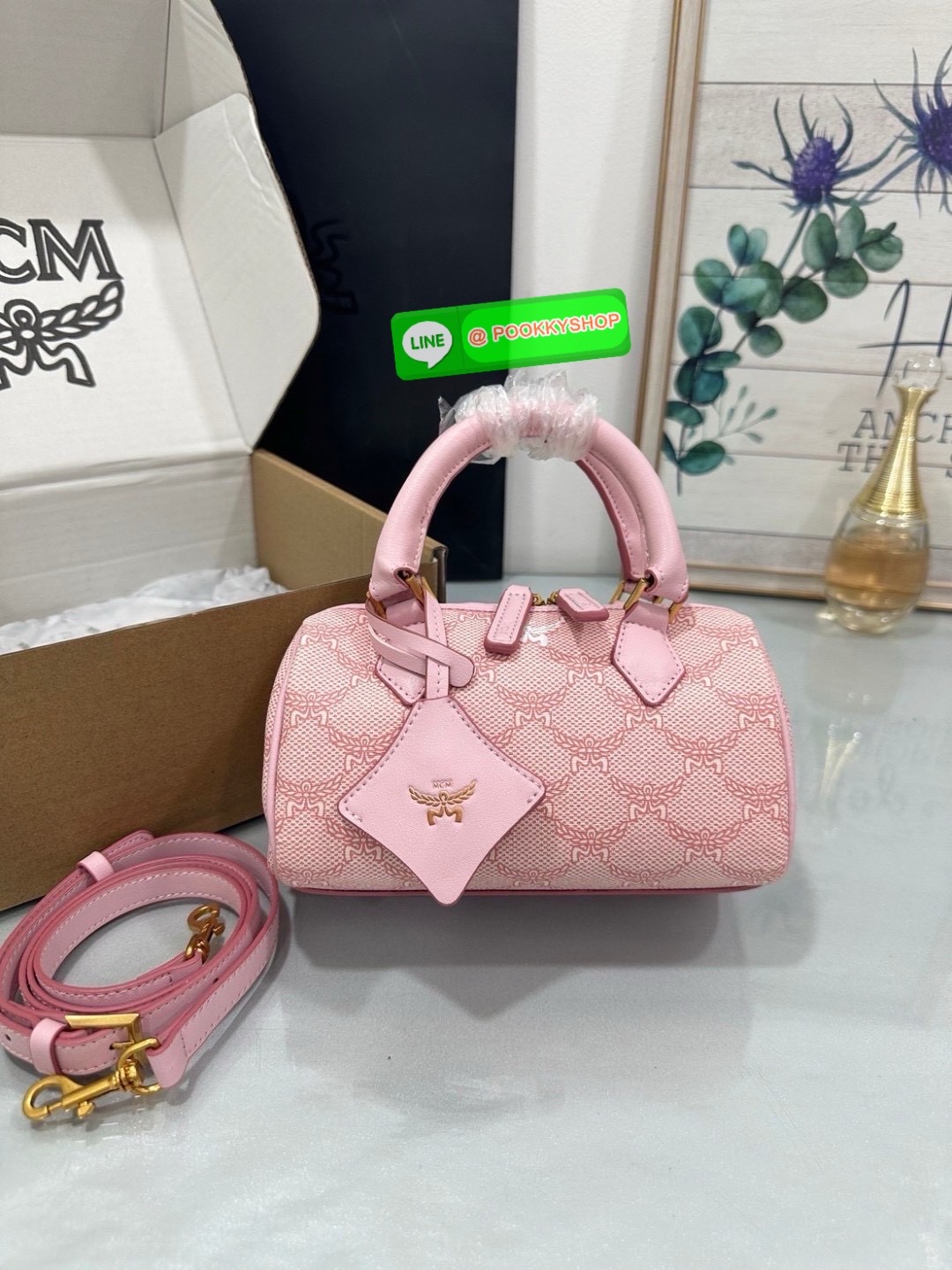 MCM Essential Boston Bag in Visetos • กระเป๋าทรง Boston รุ่น Essential • วัสดุ Visetos Coated Canvas ลายโมโนแกรมเอกลักษณ์ของ MCM • โทนสี สะอาดตา หรูหรา ดูโดดเด่น
