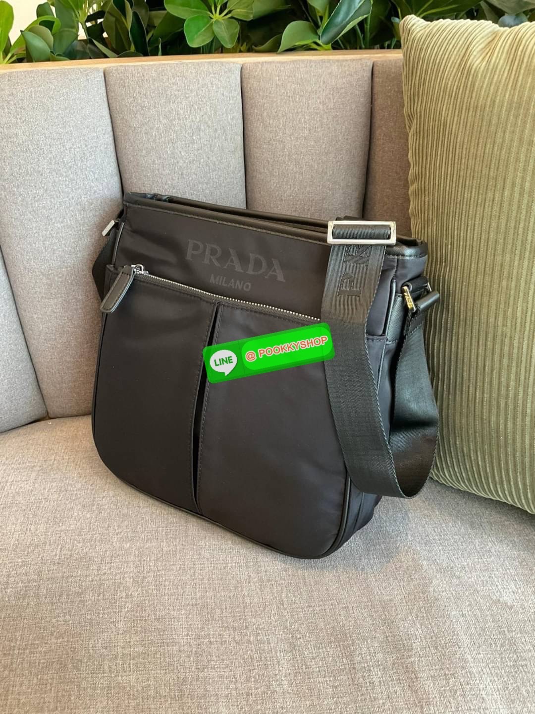 NEW ARRIVAL!! รุ่นใหม่ล่าสุด 🌟🫶🏻 กระเป๋าทรง MASSENGER จากงานพรีเมี่ยมกิ้ฟ จากแบรนด์ PRADA อะไหล่เงินทั้งใบ ด้านหน้ามีช่องหน้าหนึ่งช่อง ด้านในเปิดปิดด้วยซิปยาว ใส่ IPADmini ได้สบาย จุของได้เยอะ มาพร้อมช่องซิปด้านในอีกหนึ่งช่อง และช่