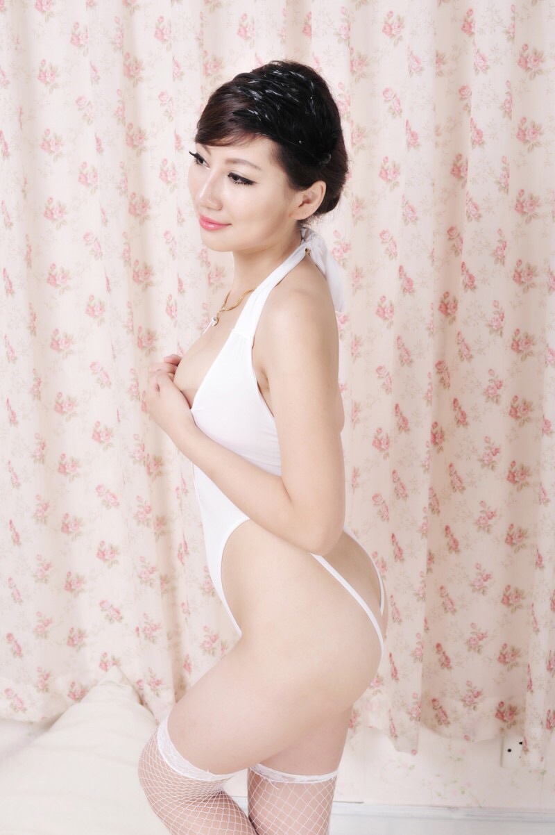 ชุดเซ็กซี่ ยั่วน้ำลาย ชุดวันพีซ สีขาว แหวกอก ถึงกลางลำตัว โคนขาเว้าสูง ตัวชุดเป็นผ้ายืด เกรดเอเอเอ ผ้า มีน้ำหนัก ทิ้งตัว ..แบบแต่งช่วงคอ เซ็กซี่ และเก๋มากๆคะ