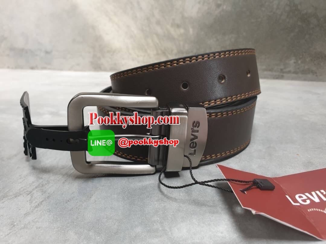 กระเป๋าสตางค์+เข็มขัด Levi's กระเป๋าด้านหน้าปั๊มโลโก้แบรนด์ด้านในมีช่องใส่บัตร และมีช่องใส่ธนบัตร 2 ช่อง มีช่องใส่เหรียญด้วย ส่วนตัวเข็มขัด Levi's หัวเข็มขัดเป็นแบบลำลอง ด้านหน้าปั๊มอักษรแบรนด์ ตัวสายสีน้ำตาลดำ ด้านหลังปั๊มชื่อแบรนด์ มีแท็กป้ายต