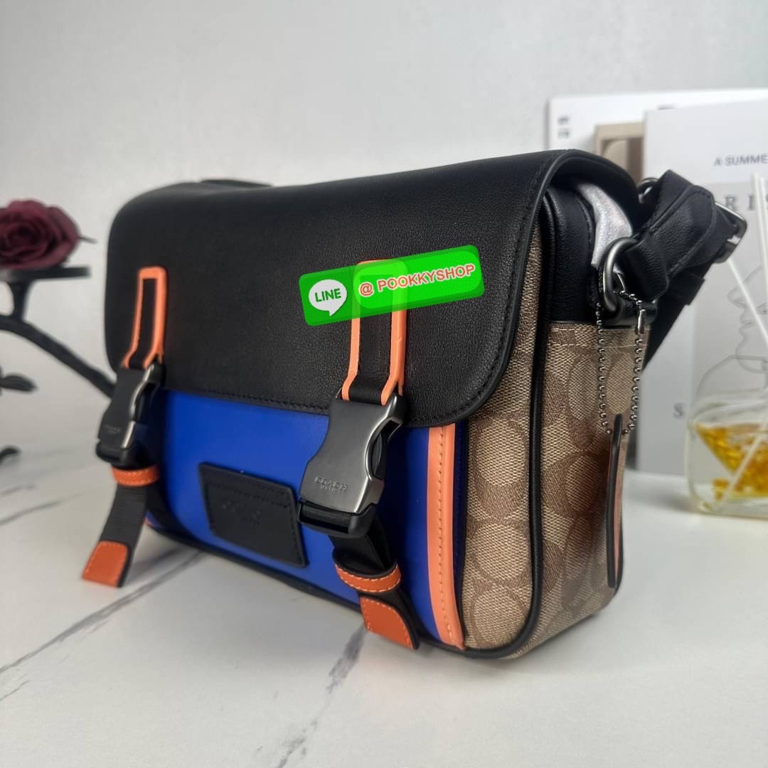 กระเป๋า COACH TRACK CROSSBODY IN COLORBLOCK SIGNATURE CANVAS (COACH C2725) กระเป๋าสะพายใบใหญ่ Unisex ที่เท่ได้ทั้งชายและหญิง วัสดุหนังแท้ หนังนิ่ม สัมผัสมือดีมากๆ เก็บดีเทลด้วยหนังแคนวาสคุณภาพ เนียบคมกริบ อยู่ทรงสวย ขนาดกำลังดี ไม่เล็ก ไม่ใหญ่เกินไป ด้านใ