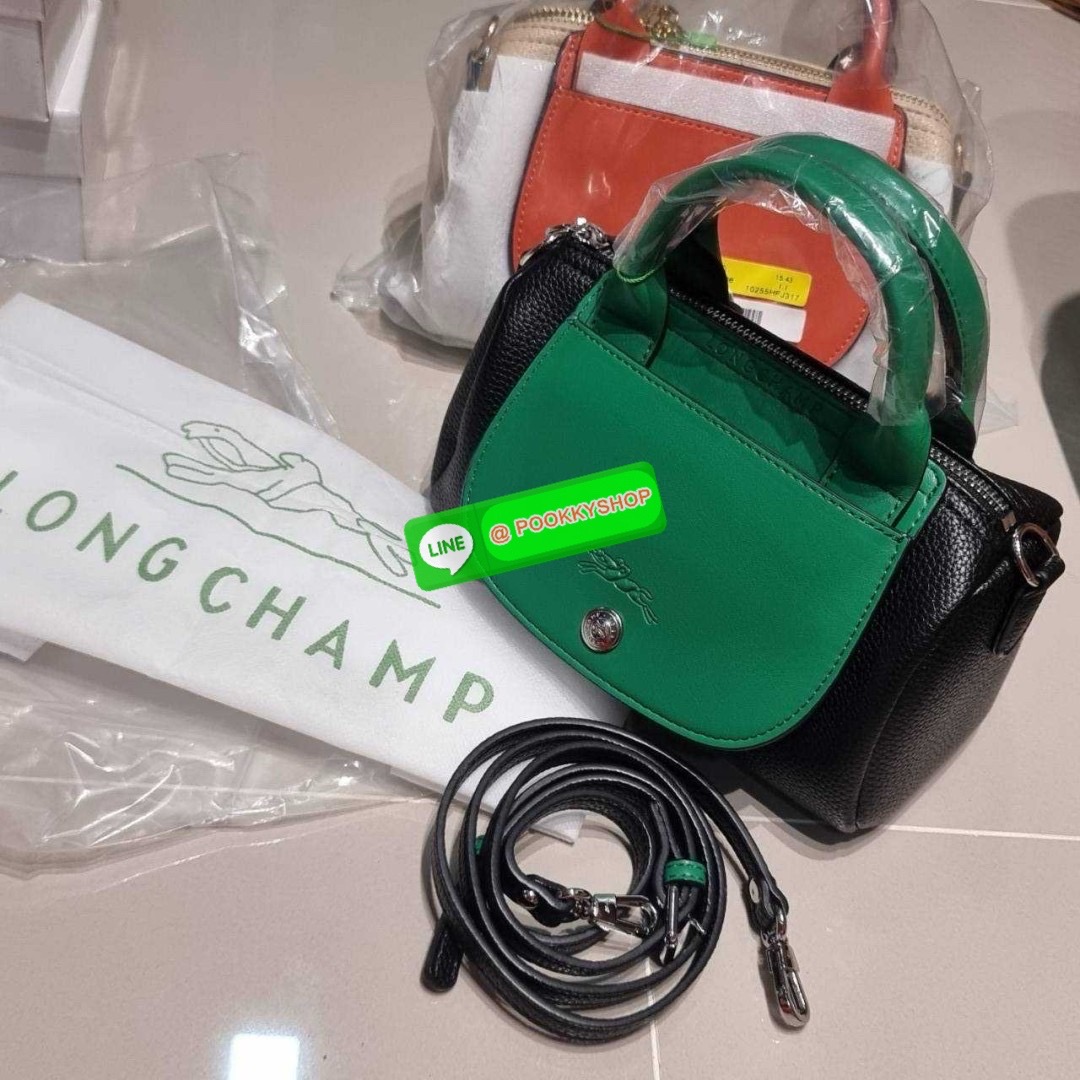 Longchamp le pliage xtra XS leather crossbody bag 🔆 Details มาใหม่! กับกระเป๋าถือ/สะพายรุ่นยอดฮิต ที่มาในดีไซน์ทูโทน โดดเด่นมีกิมมิค น่ารักน่าใช้สุดๆ รูปทรง cylinder ใช้งานง่าย ฝากระเป๋ามีช่องเล็กๆให้ได้ใส่บัตร ใส่ธนบัตรแบบหยิบจับง่ายๆ ช่องหลักเป็