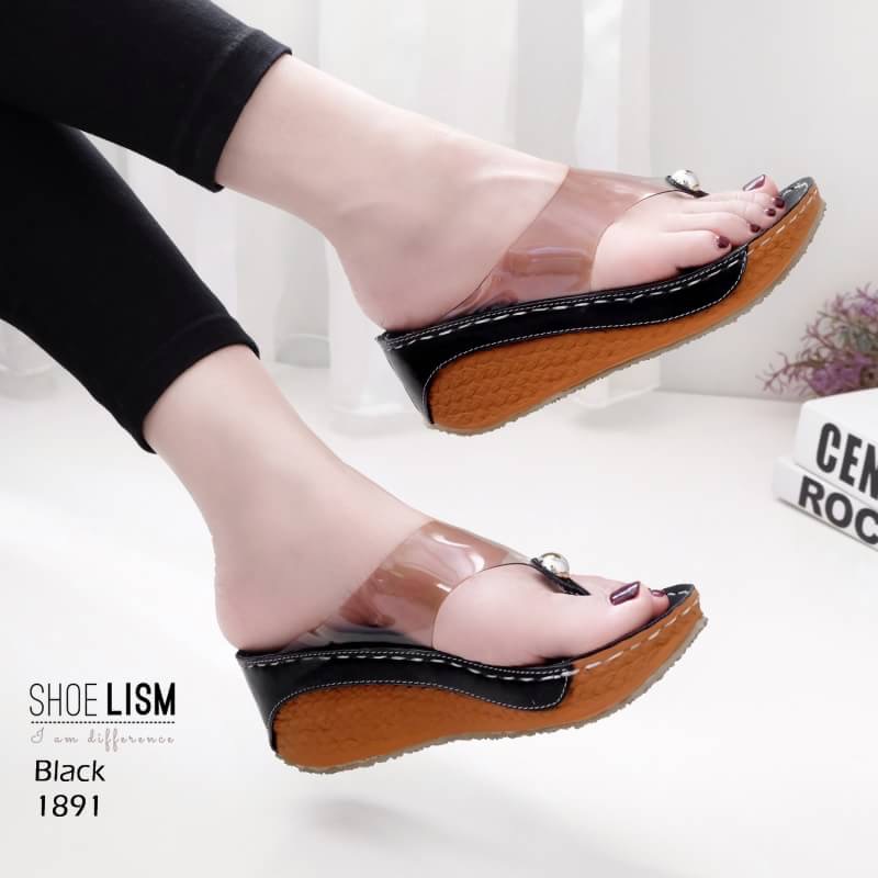 ว้าวว้าวรองเท้าส้นเตารีดหูคีบหน้าใส แต่งมุกด้านหน้าสวยดูแพง รุ่นนี้เพิ่มความแข็งแรงและคงทนด้วยการเย็บรอบบอดี้ สวยเนียบจับใจ