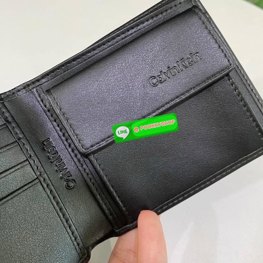 Calvin Klein Leather Belt & Wallet Set Setกระเป๋าสตางค์+เข็มขัด กระเป๋าสตางค์ด้านหน้าปั๊มชื่อแบรนด์ มีช่องใส่รูป ช่องใส่บัตร ช่องใส่ธนบัตร และช่องใส่รูป เข็มขัดหนังแท้ปั๊มแบรนด์ สามารถสลับใช้ได้ทั้ง 2 ด้าน เข็มขัดปรับระดับได้ 5 ระดับ มาพร้อมที่เจาะรูจ้า