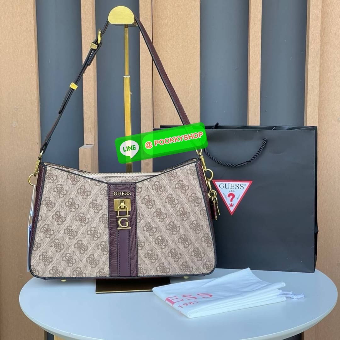 Guess แท้ Outlet กระเป๋าทรง hobo สะพายไหล่ สายสะพายหนังปรับระดับได้ ประดับด้วยพวงกุญแจแบรนด์ เปิดปิดด้วยซิป ด้านในซับในตราแบรนด์อย่างดี